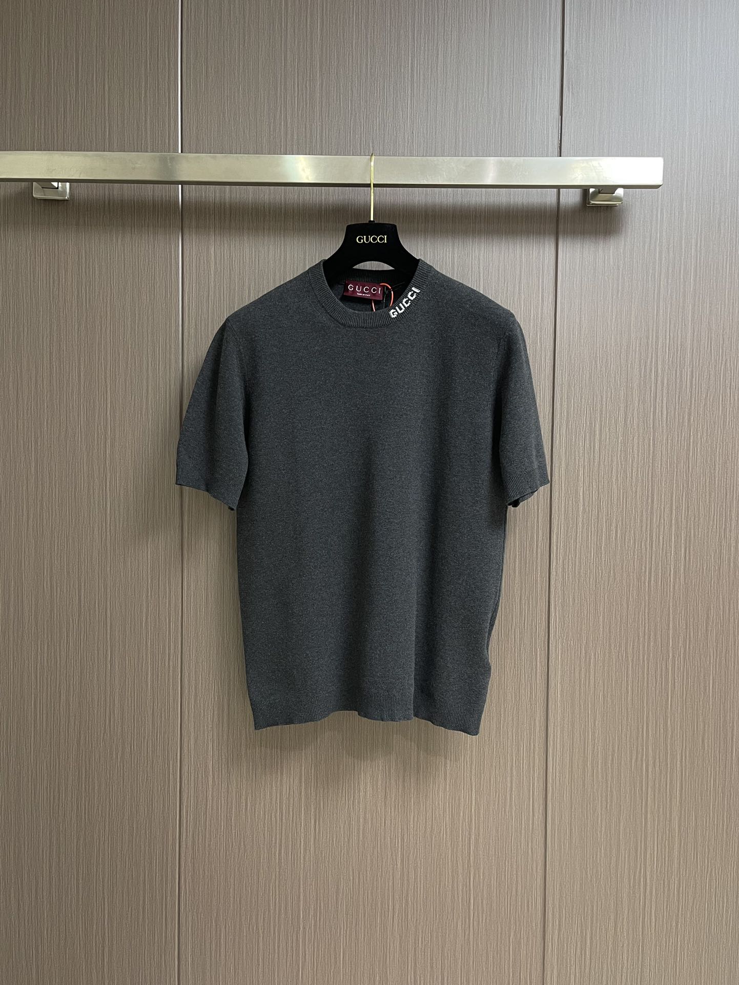 NO:139914,Gucci Inlay Knitted Short-Sleeved T-shirt, fixed-woven Grey High Twist Silk Cotton Material, from Gucci  The lido series, with the charm of the ocean and navy as the main color, makes people intoxicated. The neckline is decorated with gucci inlay flowers, highlighting the unique charm of the brand. The neckline and armpit sleeves are sewn as needles, and the edges are clarified. The edges are clamped and jacquarded. The prominent patterns formed on the fabric are added through a specific weaving process. The inlay jacquard weaving method, by interweaving different colors of yarns, forms gucci patterns and textures on the fabric. Fine weaving not only ensures the clarity of the pattern, but also greatly enhances the durability of the fabric. Three-dimensional seam seam is used, which makes the clothes appear more three-dimensional and fit the body by using specific sewing methods at the joints, and the workmanship is complicated and complicated. Size S-XL, gucci, T-shirt, tees, t-shirt, alexander wang19860909gucci 嵌花针织短袖T恤,定织瑰丽高捻天丝棉绒料,出自gucci lido系列,以海洋之韵,海军蓝为主色调,让人沉醉其中.领口处饰以gucci嵌花巧妙点缀,彰显品牌独特魅力.领口部位与腋袖部采用缝盘机作收针,收边明花提花效果,通过特定的编织工艺在织物上形成的突出花纹,增添视觉效果.嵌花提花织法,通过交织不同颜色的纱线,在织物上形成gucci图案和纹理,精细编织不仅确保了图案的清晰度,还大大增强了织物的耐用性.采用接缝立体缝线,它通过在接缝处使用特定的缝纫方法,使衣物呈现出更加立体和贴合身体的效果,做工繁琐复杂.尺码S-XL,,gucci,T-shirt,tees，t-shirt,alexander wang,Men's clothing