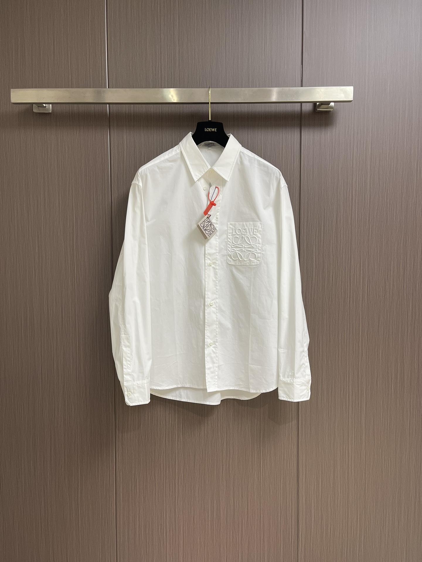 NO:525805,Loewe anagram pocket long-sleeved shirt, customized p-soft style soft cotton, cleverly embroidered loewe embroidery pocket decoration on the chest, embroidery using imported machine, using advanced computer control system and precision mechanical components to realize loewe embroidery operation. The hot cubes are all made of high temperature over cube machines, and through the synergy between the heating plate and the pressure roller, high temperature and pressure are applied to the fabric to make the surface of the fabric flat, crisp, wear-resistant and washable. Size 36-38-40-42 S-XL,,loewe,shirts,alexander wang19860909loewe anagram 口袋长袖衬衫,定制p-soft风柔棉,胸前巧妙点缀loewe绣花口袋装饰,采用进口机绣花,使用先进的计算机控制系统和精密的机械部件,实现loewe绣花作业.烫朴位均用高温过朴机,通过加热板和压力辊的协同作用,对布料施加高温和压力 使布料表面平整挺括耐磨耐洗.尺码36-38-40-42 S-XL,,loewe,shirts,alexander wang,Men's clothing