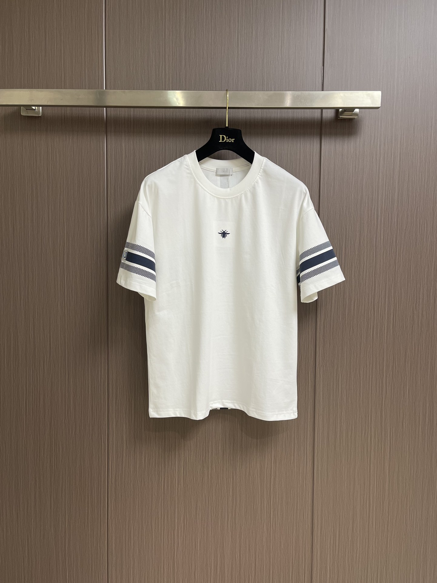 NO:422233,Dior contrasting webbing round neck T-shirt, this model uses 21 double-combed tight spinning, 310 grams of encrypted jar fabric after washing, and uses imported anti-fading reactive dyes to dye the plate color blue. The cuff webbing uses jacquard ribbed horizontal machine to plate fixed woven webbing. The printing area is finely matched with the shape and color, and direct spray printing technology is used for imported elliptical machine to plate, fixed woven latest brand woven marks, soft washing water after garment, and artificially grinding the plate position. Size M-3XL, dior,tees, t-shirt, alexander wang19860909Dior 撞色织带圆领T恤,此款采用21支双精梳紧密纺纱,做洗后310克加密平纹布,运用进口防掉色活性染料对板定染彩蓝色.袖口织带采用提花罗纹横机对板定织织带.印花处精细对板花型和颜色,采用进口椭圆机对板做直喷印花工艺,定织最新品牌织唛,成衣后加柔洗水,人工对板位置做磨破工艺.尺码M-3XL,,dior,tees，t-shirt,alexander wang,Men's clothing