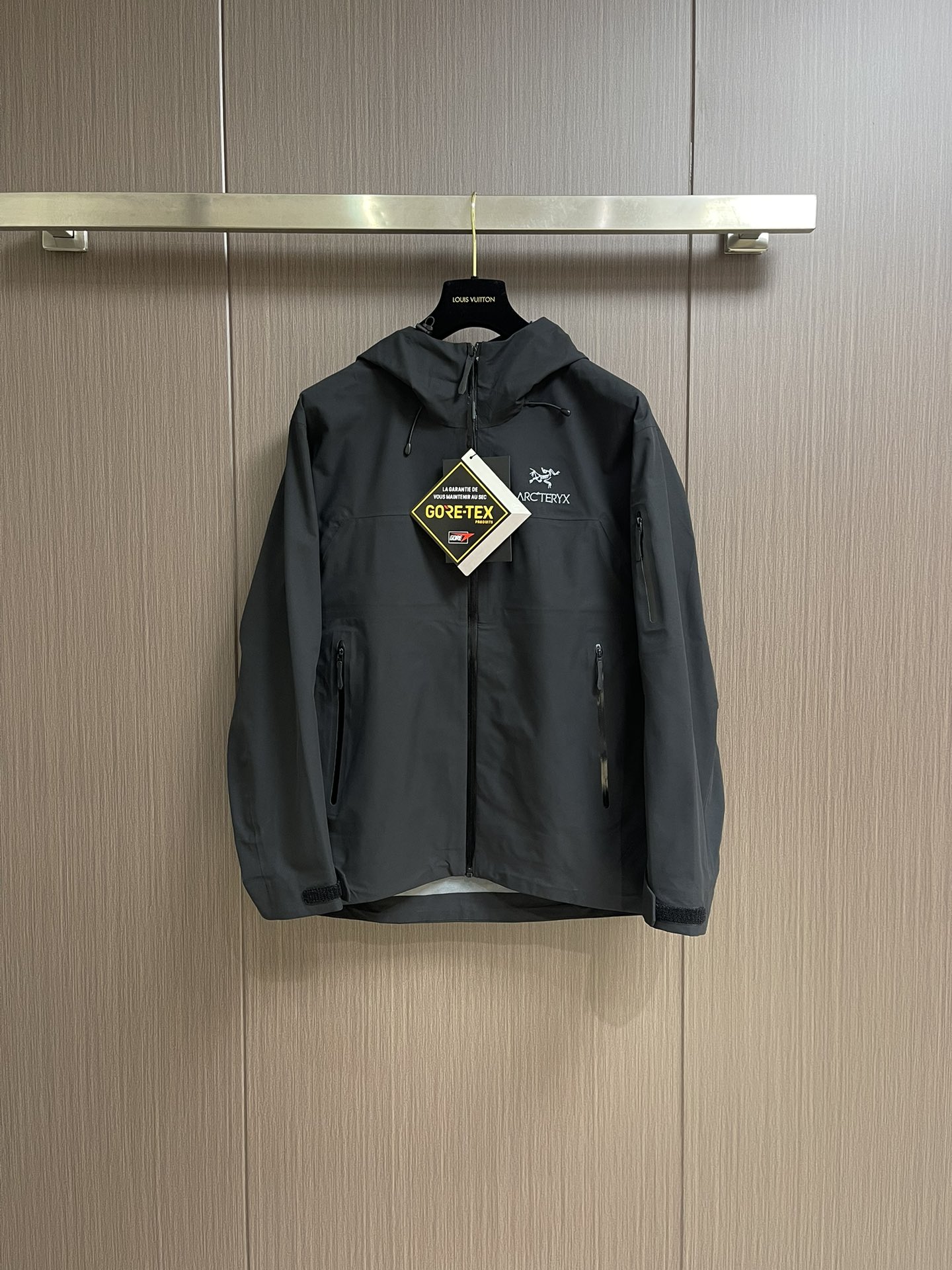 NO:529379,arcteryx beta lightweight splicing hooded outdoor hiking waterproof and windproof lightweight jacket, original customized outer gore-txe fabric, waterproof and windproof, original consistent, full body seamless glue coating High-definition details, ykk waterproof zipper, all gaps in the inner lid are all glue-proof edge sealing, perfect control of all outdoor weather, full set of washing mark main mark auxiliary materials, with laser anti-counterfeiting mark. Size M-3XL, arc'teryx, jackets & coats,hats,alexander wang19860909arcteryx 始祖鸟 beta lightweight 拼接连帽 户外远足 防水防风轻量 冲锋衣外套,原版定制外层gore-txe面料,,防水防风,原版一致,全身无缝压胶覆膜 高清细节,ykk防水拉链,内里所有的缝隙全部压胶封边,完美驾驭户外所有天气,全套洗唛主标辅料,带镭射防伪标.尺码M-3XL,arc'teryx,jackets & coats,hats,alexander wang,Men's clothing