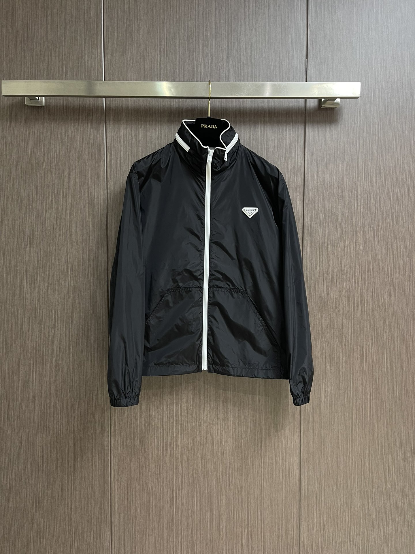 NO:954695,Prada Camping Jacket, this versatile and practical belted jacket. Prada's signature re-nylon re-nylon fabric is a recycled nylon fabric body made by recycling plastic materials in the ocean. This hooded jacket features sporty details, such as the elastic drawstring at the hem and a convenient and practical zipper placket, showing a clever combination of practicality and fashion. There is a belt in the pocket that can be turned into a bag for easy carrying. Sizes M~3XL,, prada,jackets & coats,hats,19860909Prada 露营风夹克,这款风格百搭的实用束腰夹克 Prada标志性的re-nylonre-nylon面料是一种通过回收海洋中的塑料材料制成的再生尼龙织物体这款风帽夹克以运动风细节为特色,如下摆的弹力拉绳与方便实用的拉链衣襟,展现出实用与时尚的巧妙结合.口袋内装有束腰腰带 可变成一个包方便携带.尺码M~3XL,,prada,jackets & coats,hats,,Men's clothing