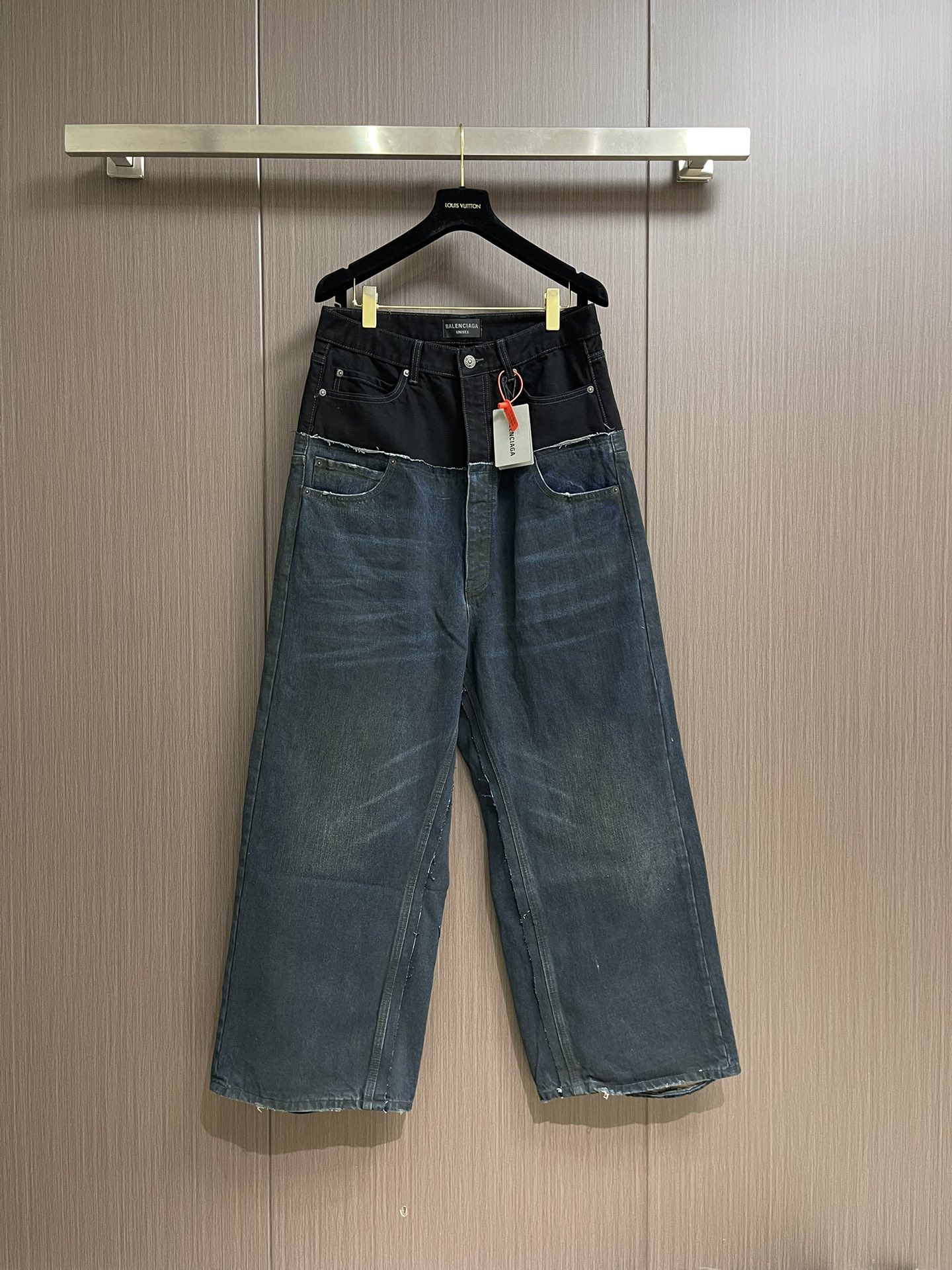 NO:525801,Balenciaga spliced ​​straight jeans, custom satin blue selot denim material, with Paris kraft paper as embellishment at the belt, multi-dimensional fusion splicing techniques, color splicing, positioning and tailoring splicing, multi-pocket splicing, material dimension splicing, cumbersome and fine. Priority to customizing original denim materials, so as to fry snowballs and fried salt  Specially made corresponding dissolves, add a certain amount of dye to soak the denim material and absorb the solvent, then rub it and dry it to further fade and oxidize it. Combining the rubbing and whisker technique with the gun painting technique, hand rubbing is preferred in specific areas to achieve natural wrinkle effect, and then use specific tools to draw the texture of the whisker shape, and the visual effect is full. Customized pocket templates, then position the sprinkler, specially made the corresponding reagent, use the spray gun to spray the reagent to the designated position on the design requirements, so that the reagent reacts chemically with the fabric, forming a gradual gradient effect. Size XS-L,,balenciaga, jeans,cowhide,alexander wang19860909balenciaga 拼接款直筒牛仔裤,定制缎蓝赛洛纺牛仔绮料,腰带处加以巴黎牛皮纸为点缀,多维融合拼接技艺,颜色拼接,定位剪裁拼接,多口袋拼接,材质维度拼接,繁琐而精细.优先定制原版牛仔料,从而进行炒雪球 炒盐 特制对应的溶,加入一定量的染色剂将牛仔料浸泡其中吸收溶剂,再进行搓洗后晾干,使其进一步褪色和氧化.擦压皱猫须技术和枪画猫须技术结合,优先在特定区域进行手工擦制,以达到自然的皱纹效果,再用特定的工具绘制出猫须形状的纹理,视觉效果拉满.定做口袋模板,再定位喷马溜,特制对应的试剂,使用喷枪将试剂溶按照设计要求精确地喷到上的指定位置,让试剂与布料发生化学反应,形成循序渐进的渐变效果.尺码XS-L,,balenciaga,jeans,cowhide,alexander wang,Men's clothing