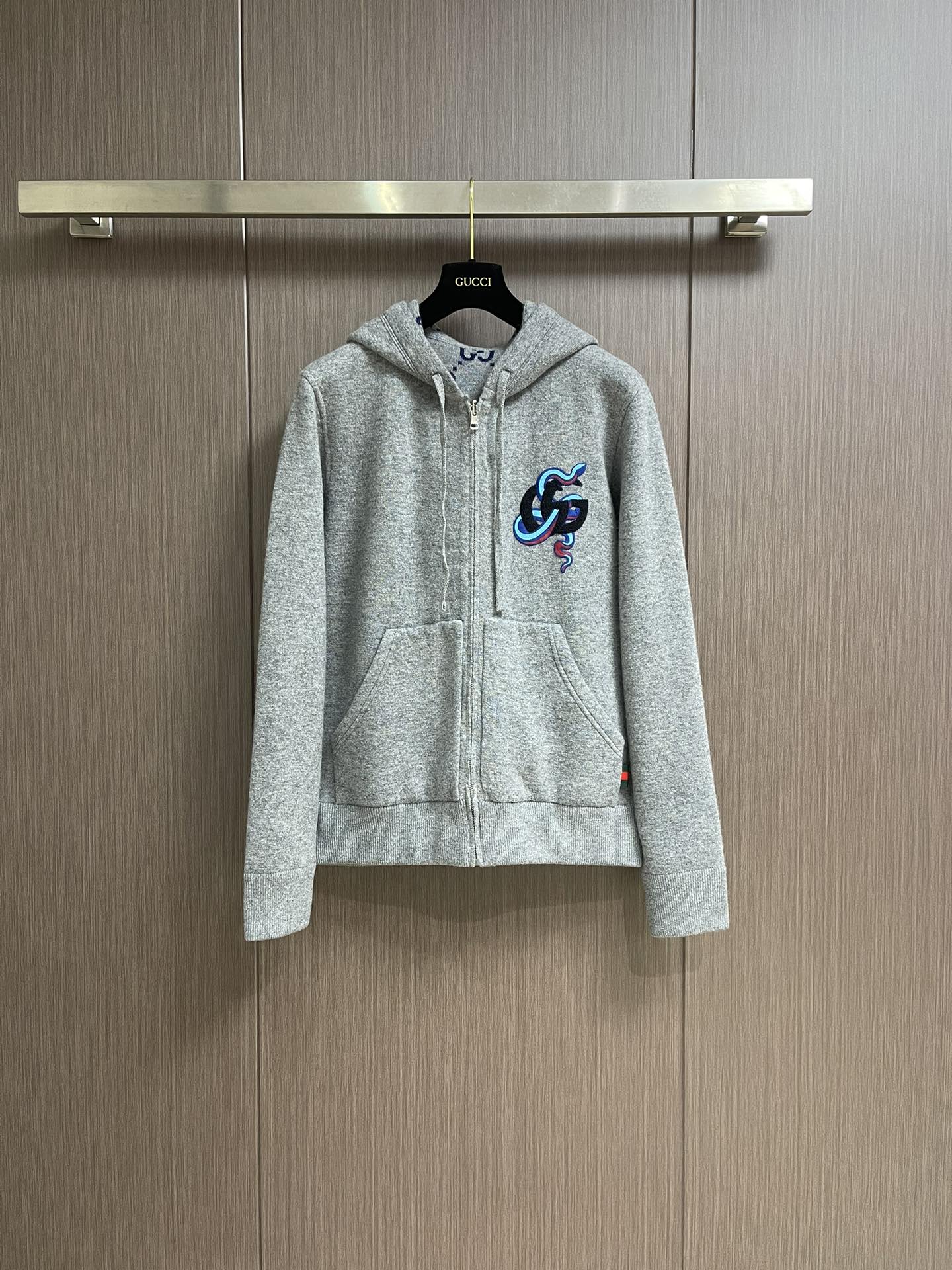 NO:134345,GUCCI 2025ss Snake Year Limited Double-sided Wear Jacket!  The snake-shaped pattern is presented with ingenious print or embroidery details, which complements the brand logo, adding color to a variety of men's ready-to-wear items in the early spring series of 2025. On this hooded zipper jacket made of wool knitted fabric, the image is embellished as part of the double-g snake-shaped patch. One side is made of gray double-sided wool knitted fabric, and the other side is made of gray gg double-sided wool knitted fabric. Size S-XL, gucci, jackets & coats, jackets & coats, hats, alexander wang19860909GUCCI 2025ss蛇年限定双面穿外套！蛇型图案以印花或刺绣细节匠心呈现,与品牌标识相映成趣,为2025早春系列的多款男士成衣单品增色添彩.在这款以羊毛针织面料打造的连帽拉链夹克上,该形象作为双g蛇型贴饰的一部分点缀于衣身.一面甄选灰色双面羊毛针织面料制作,另一面以灰色gg双面羊毛针织面料打造.尺码S-XL,,gucci,jackets & coats,jackets & coats,hats,alexander wang,Men's clothing