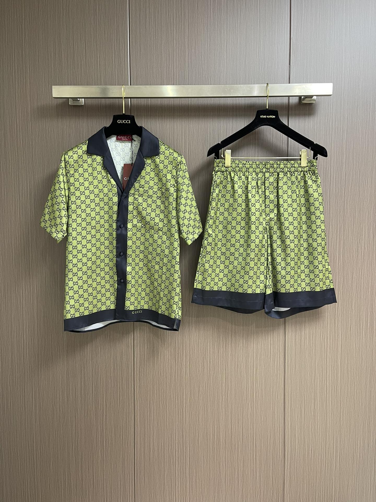 NO:134346,Top shorts gucci printed silk short-sleeved shirt and shorts set, made of custom green and dark blue twill mulberry silk fabric, side slits, printed decorations all-in-one, and mother-of-pearl buttons. They are comfortable and unrestrained, showing their fashionable charm. Whether it is business negotiation or leisure time, they can be easily controlled and show their unique taste!  Customized auxiliary materials, complete three standards, the same style as men and women!  Size 46-52 S-XL, gucci, shorts,shirts,T-shirt,alexander wang19860909上衣 短裤 gucci 印花蚕丝短袖衬衫短裤套装,采用定制绿色和深蓝色斜纹桑蚕丝面料打造,侧开衩,通体缀饰印花装饰,并饰以珍珠母贝纽扣,穿着自在无拘束,尽显时尚魅力,无论是商务洽谈还是休闲时光,都能轻松驾驭,彰显独特品味！定制辅料,三标齐全,男女同款！尺码46-52 S-XL,,gucci,shorts,shirts,T-shirt,alexander wang,Men's clothing