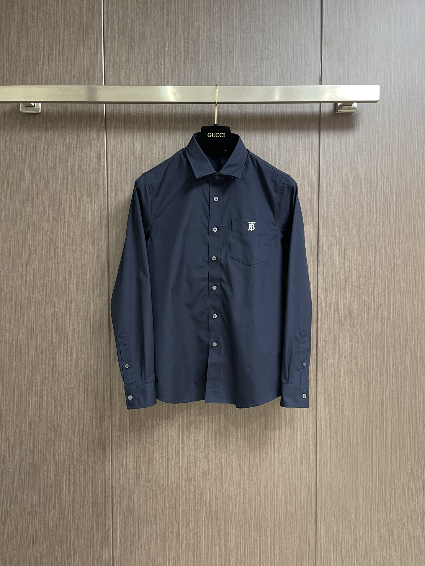 NO:134362,Burberry 2025SS new chest brand TB logo embroidered long-sleeved shirt, imported high-density cotton is extremely skin-friendly and comfortable, delicate touch, good texture, cool and breathable, and is a very good overall style, which can be easily controlled by wearing it alone. Size S-XXL Size shoulder width 44 bust 100 Clothes length 73 Sleeves length 62 M Size shoulder width 45 bust 104 Clothes length 74 Sleeves length 63 L Size shoulder width 46 Bust 108 Clothes length 75 Sleeves length 64 XL Size shoulder width 47 bust 112 Clothes length 76 Sleeves length 65 XXL Size shoulder width 48 Bust 116 Clothes length 77 Sleeves length 66, burberry,alexander wang19860909Burberry 2025SS新款胸前品牌TB logo 刺绣长袖衬衣,进口高密度棉极为亲肤舒适触感细腻,质感很好,凉爽透气,整体非常不错的一款,内搭单穿都可轻松驾驭.尺码S-XXL S码肩宽44胸围100 衣长73 袖长62 M码肩宽45胸围104 衣长74 袖长63 L码肩宽46 胸围108 衣长75 袖长64 XL码肩宽47胸围112 衣长76 袖长65 XXL码肩宽48 胸围116 衣长77袖长66,,burberry,alexander wang,Men's clothing