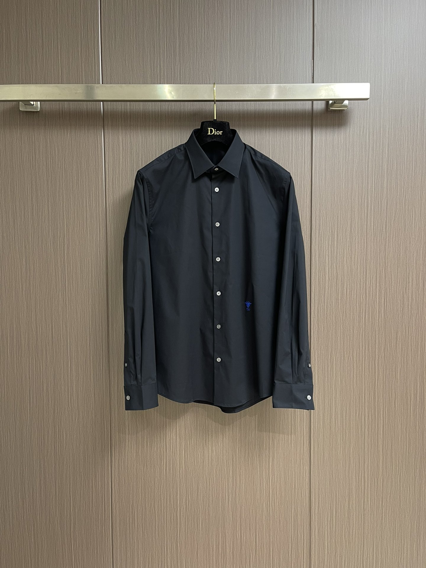 NO:134365,Dior Little Bee Embroidered Logo Poplin Cotton Casual Long Sleeve Shirt, a high-end feeling after collision with quality. A shirt must be included!  The fabric is made of high-stranded poplin cotton, silky and soft texture. It is close to the body and very skin-friendly, with a silk-like touch. Light and drooping and not easy to wrinkle. Size S-XXL S S shoulder width 44 bust 100 Clothes 73 Sleeve length 62 M S Shoulder width 45 bust 104 Clothes 74 Sleeve length 63 L S Shoulder width 46 Bust 108 Clothes 75 Sleeve length 64 XL S Shoulder width 47 bust 112 Clothes 76 Sleeve length 65 XXL Sleeve width 48 Bust 116 Clothes 77 Sleeve length 66,,dior,shirts,real silk,alexander wang19860909Dior 小蜜蜂刺绣标识府绸棉休闲长袖衬衫,与品质碰撞后的高级感 衬衣党必入！面料采用高支府绸棉,丝滑柔软的质感 贴身非常亲肤,如真丝般的触感 轻盈垂顺不易起皱.尺码S-XXL S码肩宽44胸围100 衣长73 袖长62 M码肩宽45胸围104 衣长74 袖长63 L码肩宽46 胸围108 衣长75 袖长64 XL码肩宽47胸围112 衣长76 袖长65 XXL码肩宽48 胸围116 衣长77袖长66,,dior,shirts,real silk,alexander wang,Men's clothing