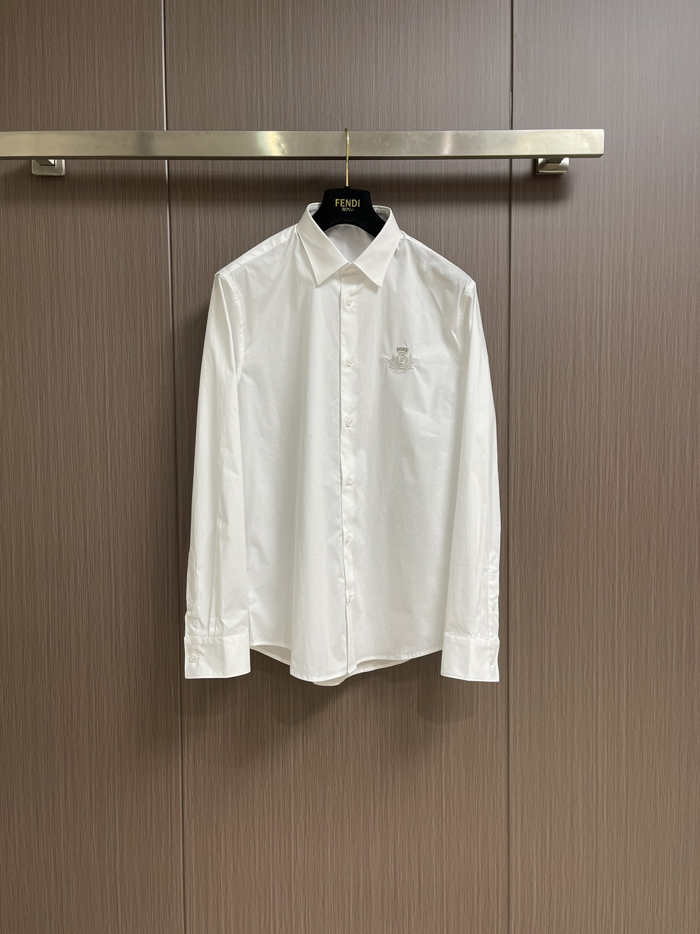 NO:134368,FENDI men's silk 120 pure cotton casual long-sleeved shirt, this shirt is trendy and high-end, classic series, very elegant and stylish shirt, deeply loved by men. A suitable shirt can add a lot to a person's temperament and taste. It is the first choice for both the workplace and life!  The fabric is selected from Yida Textile Factory fabric, made of 120 pure cotton materials. The top-grade fabric feels light and soft and textured, with a full sense of verticality, extremely skin-friendly and comfortable. The surface has clear and natural texture details, showing an invincible texture!  It is low-key and representative, and is more high-end compared to traditional contrasting colors. It has a fashionable and simple placket design. Each button has a unique texture structure, excellent gloss, neat threading, tight seams, and exquisite details!  Basic conventional style cutting technology, excellent upper body effect, no age limit. Size S-XXL S S shoulder width 44 bust 100 Clothes length 73 Sleeve length 62 M Sleeve width 45 bust 104 Clothes length 74 Sleeve length 63 L Sleeve width 46 Bust 108 Clothes length 75 Sleeve length 64 XL Sleeve width 47 bust 112 Clothes length 76 Sleeve length 65 XXL Sleeve width 48 Bust 116 Clothes length 77 Sleeve length 66, fendi,shirts,alexander wang19860909FENDI 男士丝质120支纯棉休闲长袖衬衫,这款衬衣潮流又高级,经典系列,很有气质又型的衬衫,深受男人的喜爱,一件合适的衬衫能为一个人的气质和品味加分不少, 无论职场还是生活,都是首选的佳品！面料是精选益达纺织厂面料,120支纯棉材质,顶级面料手感轻薄柔软有质感,垂直感十足,极具亲肤感与舒适性,表面自带清晰自然的纹理细节,彰显出无敌的质感！低调又具有代表,与传统撞色相比更显高档,时尚简洁的门襟设计,每一粒纽扣都有着独一无二的纹理构造,光泽度极佳,走线工整,严丝合缝,细节精湛到位！基础常规的版型裁剪工艺,上身效果十分出色,无年龄层次限定.尺码S-XXL S码肩宽44胸围100 衣长73 袖长62 M码肩宽45胸围104 衣长74 袖长63 L码肩宽46 胸围108 衣长75 袖长64 XL码肩宽47胸围112 衣长76 袖长65 XXL码肩宽48 胸围116 衣长77袖长66,,fendi,shirts,alexander wang,Men's clothing