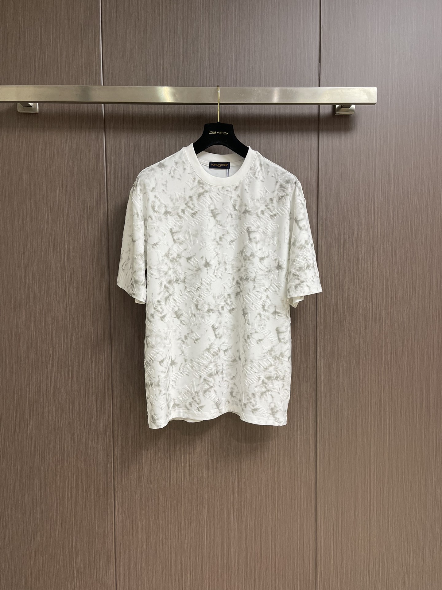 NO:137672,LV 2025SS Spring and Summer New Logo Couple Short-sleeved T-shirt, Seiko Letter Embossed, 32 double fully combed cotton textile fabric, simple and classic!  The fabric has a delicate and soft touch, and is very skin-friendly and breathable, making the upper body more fashionable and stylish!  All the details are perfect, and the quality can stand the scrutiny and inspection!  Casual loose style cut, versatile styles for both men and women, and paired with couple outfits is more eye-catching and pleasing to the eye. Size M-XXL, louis vuitton, T-shirt, tees, t-shirt, alexander wang19860909LV 2025SS春夏新款标识 logo 情侣款短袖T恤,精工字母压花,32支双全精梳棉纺织面料,简约经典！面料触感细腻柔软,着穿非常的亲肤透气,上身效果更加时髦有型！所有细节均相当完美,品质经得起推敲与检验！休闲宽松的版型裁剪,男女均可上身的百搭款式,搭配情侣装出街更为吸睛养眼.尺码M-XXL,,louis vuitton,T-shirt,tees，t-shirt,alexander wang,Men's clothing