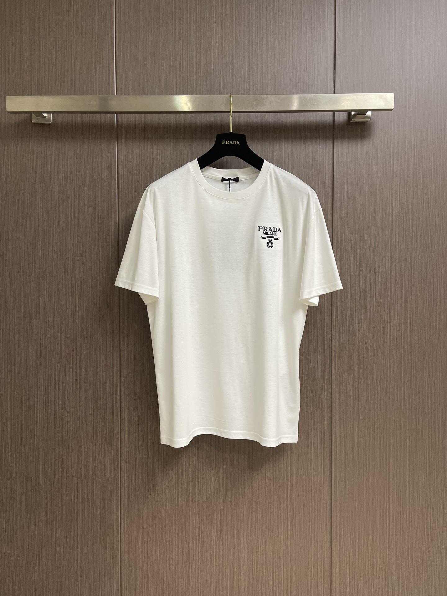 NO:137669,Prada 2025ss three-dimensional embroidered letter short-sleeved T-shirt, using 32s double-strand combed cotton fabric, the ready-to-wear weighs 260g. With a basic pragmatic style, the pursuit of exploration can optimize the cutting of human body lines, achieving the most classic simple and versatile needs. The chest logo is natural and full, full of three-dimensional feeling, smooth feel, and comfortable on the upper body. Size M-3XL, prada, T-shirt,tees, t-shirt,alexander wang19860909Prada 2025ss 立体刺绣字母短袖T恤,采用32s双股精梳棉面料,成衣克重达260g.以基础实用主义风格,追求探索可优化人体身形线条的裁剪,实现最经典的简约百搭需求.胸前logo自然饱满,立体感十足,手感爽滑,上身亲肤舒适.尺码M-3XL,,prada,T-shirt,tees，t-shirt,alexander wang,Men's clothing