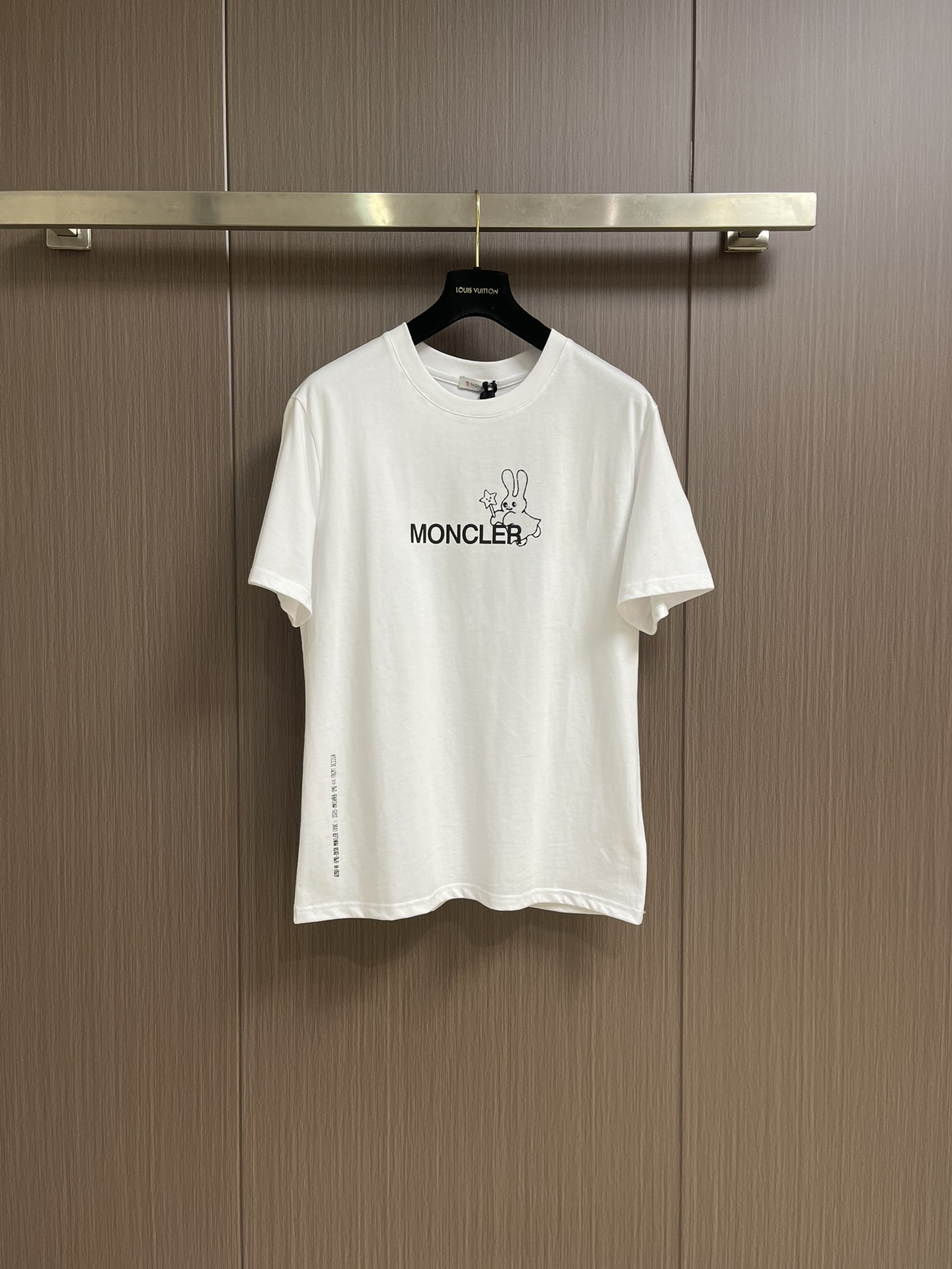 NO:149551,Moncler flocking rabbit letter short-sleeved T-shirt, customized cotton material, breathable and comfortable, full texture, loose T-shirt cut, highlighting the brand style, made of gram-weight pure cotton, full of drape, presenting a slim visual effect. The front and back sides of the ready-to-wear use flocking technology to restore clear prints, outline letters and cartoon rabbit patterns, highlight brand logo patterns, fashionable and high-end feeling, creating a personal style, fashionable and relaxed, and the inner wear is brilliant and fashionable. Size M-3XL, christian louboutin, T-shirt,tees, t-shirt,alexander wang19860909Moncler 植绒兔子字母短袖t恤,定制全棉材质,透气舒适,质感十足,宽松t恤裁剪,凸显品牌格调,采用克重纯棉制成,垂坠感十足,呈现显瘦视觉效果,成衣正反双面利用植绒工艺还原清晰印花,勾勒出字母和卡通兔子图案,突出品牌徽标图案,时尚高级感立现,打造个性风格,时髦松弛,单穿内搭都出彩时髦.尺码M-3XL,,christian louboutin,T-shirt,tees，t-shirt,alexander wang,Men's clothing