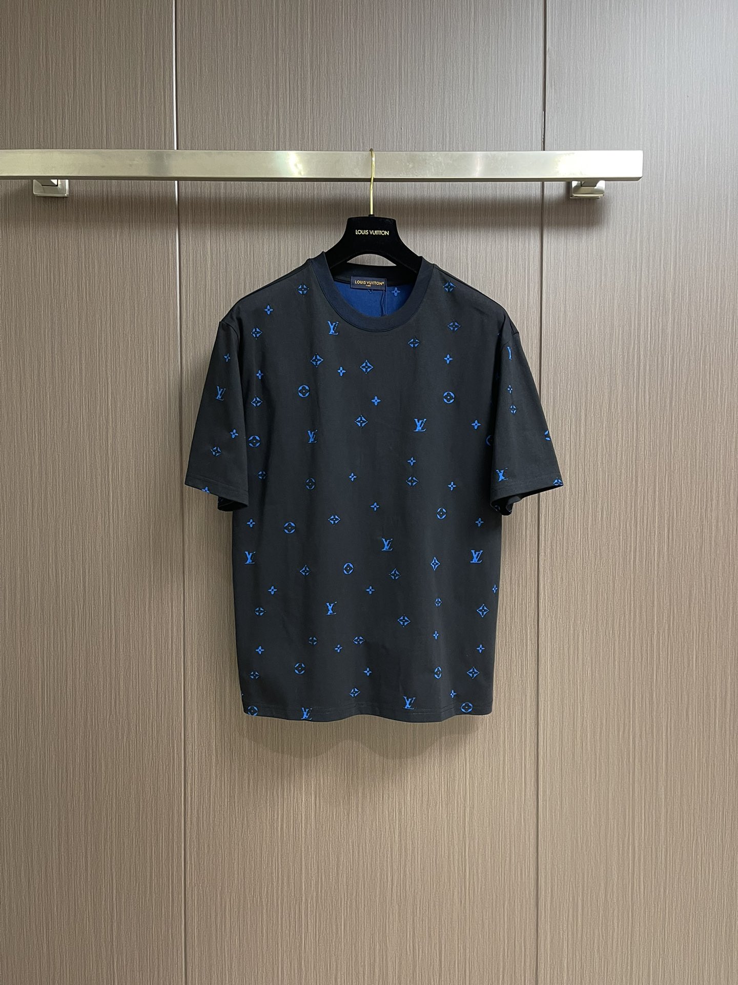 NO:137671,LV 2025SS Early Spring Barrage Letter Print Round Neck Short-Sleeve T-shirt, uses combed cotton fabric, cotton, fabric is fixedly weaved and dyed, and the upper body is soft. The barrage letters make the ready-to-wear gorgeous, high-end and colorful, with colorful brand elements and trendy matching of contemporary young people. The yb positioning is consistent and three-dimensional and full!  Loose style, same style for men and women!  Size M-XXL, louis vuitton, T-shirt,tees, t-shirt,alexander wang19860909LV 2025SS早春弹幕字母印花圆领短袖T恤,采用精梳棉面料,棉,面料定织定染,上身柔顺,弹幕字母让成衣华丽高级极具品牌元素多彩搭配当代年轻人的潮流首选,yb定位一致,立体饱满！宽松版型,男女同款！尺码M-XXL,,louis vuitton,T-shirt,tees，t-shirt,alexander wang,Men's clothing