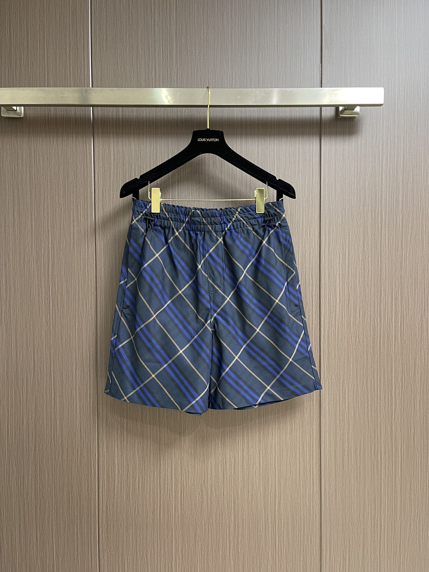 NO:856336,Burberry's classic popular plaid shorts, drawstring shorts, made of Italian worsted twill fabric, decorated with burberry plaid and equestrian knight logo appliques. It presents a casual fit and has zipper pockets for safe storage of items. Sizes S-XL,, burberry, shorts,19860909Burberry 经典爆款格纹短裤,抽绳短裤,选用意大利精纺斜纹面料打造,装饰 burberry 格纹和马术骑士徽标贴花.呈现休闲版型,设有拉链口袋,便于安全存放物品.尺码S-XL,,burberry,shorts,,Men's clothing