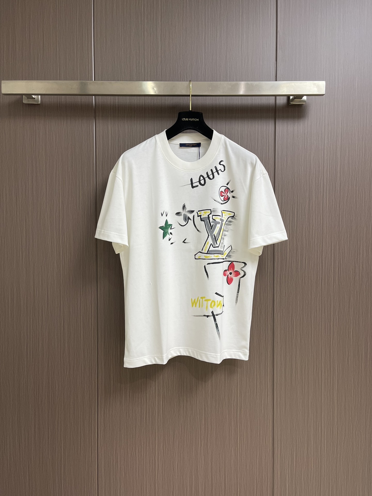 NO:135402,LV 2025SS Limited new graffiti logo printed short-sleeved T-shirt, basic simple and versatile style, the fabric is made of high-weight knitted cotton fabric, soft and solid, with a full texture, distinctive contrast, as always loose style, easy for boys and girls to control, the same style for men and women. Size M-3XL M-size 67cm long, shoulder width 47.5cm bust 104cm L-size 69cm shoulder width 49cm bust 108cm XL-size 71cm shoulder width 50.5cm bust 112cm XXL-size 73cm shoulder width 52cm bust 116cm XXXL-size 75cm shoulder width 53.5cm bust 120cm, louis  vuitton, T-shirt,tees, t-shirt,alexander wang19860909LV 2025SS 限定新品涂鸦logo印花短袖T恤,基础简约百搭款式,面料采用是高克重的针织棉布料,柔软扎实,质感满分,对比鲜明,一如既往的宽松版型,男生女生轻松上身驾驭,男女同款.尺码M-3XL M码衣长67cm 肩宽47.5cm 胸围104cm L码衣长69cm 肩宽49cm 胸围108cm XL码衣长71cm 肩宽50.5cm 胸围112cm XXL码衣长73cm 肩宽52cm 胸围116cm XXXL码衣长75cm 肩宽53.5cm 胸围120cm,,louis vuitton,T-shirt,tees，t-shirt,alexander wang,Men's clothing