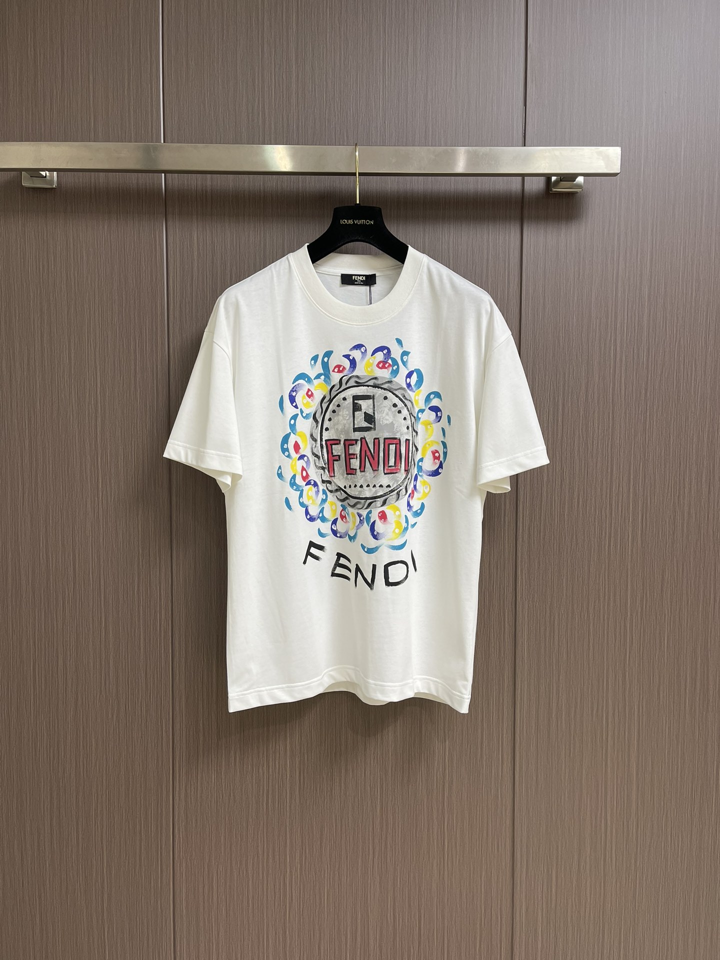 NO:135404,Fendi letter logo graffiti short-sleeved T-shirt, made of pure cotton fabric, soft and delicate. Short-sleeved shirts are indispensable for men's wardrobe. A must-have for trendy men. The clothes are very simple, the style is first-class, and the design is very low-key. Dears, hurry up and buy it!  Size M-3XL M-size 67cm long shoulder width 47.5cm bust 104cm L-size 69cm shoulder width 49cm bust 108cm XL-size 71cm shoulder width 50.5cm bust 112cm XXL-size 73cm shoulder width 52cm bust 116cm XXXL-size 75cm shoulder width 53.5cm bust 120cm,,fendi,T-shirt,tees,t-shirt,alexander wang19860909Fendi 字母logo涂鸦短袖T恤,采用纯棉面料 柔软细腻 男人的衣柜都少不了短袖 潮男必备 衣服设计非常的简洁 ,版型一流 很是低调的设计 亲们赶紧入手！尺码M-3XL M码衣长67cm 肩宽47.5cm 胸围104cm L码衣长69cm 肩宽49cm 胸围108cm XL码衣长71cm 肩宽50.5cm 胸围112cm XXL码衣长73cm 肩宽52cm 胸围116cm XXXL码衣长75cm 肩宽53.5cm 胸围120cm,,fendi,T-shirt,tees，t-shirt,alexander wang,Men's clothing