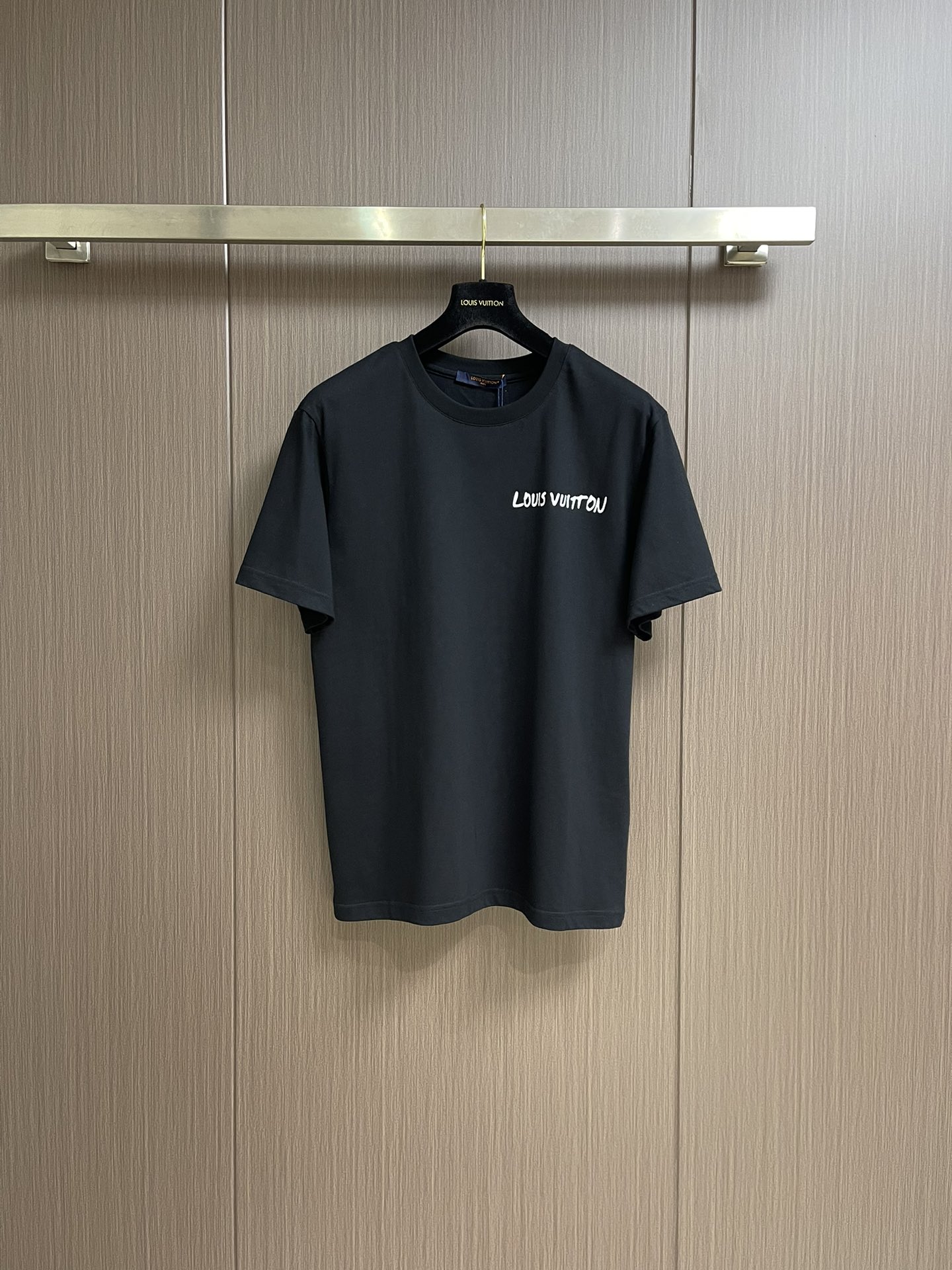 NO:135396,LV 2025SS early spring new handwritten letter graffiti short-sleeved T-shirt, customized 260g cotton double yarn tight and smooth fabric, clean cloth surface, clear cloth pattern, very delicate and solid feel, more strong, widened cuffs, thread design, fit the wrist width, tight and wear-resistant, three-dimensional positioning and tailoring of the dress. Size M-3XL M-size 68cm long shoulder width 47cm bust 110cm L-size 70cm shoulder width 48cm bust 112cm XL-size 72cm shoulder width 49cm bust 114cm XXL-size 74cm shoulder width 50cm bust 116cm XXXL-size 76cm shoulder width 51cm bust 118cm,,louis  vuitton, T-shirt,tees, t-shirt,alexander wang19860909LV 2025SS早春新款手写字母涂鸦短袖t恤,定制260g全棉双纱紧密爽滑面料,布面干净,布纹清晰,手感非常细腻扎实,更加力挺 袖口加宽螺纹设计,贴合手腕宽度,紧实耐磨,整衣立体定位剪裁.尺码M-3XL M码衣长68cm 肩宽47cm 胸围110cm L码衣长70cm 肩宽48cm 胸围112cm XL码衣长72cm 肩宽49cm 胸围114cm XXL码衣长74cm 肩宽50cm 胸围116cm XXXL码衣长76cm 肩宽51cm 胸围118cm,,louis vuitton,T-shirt,tees，t-shirt,alexander wang,Men's clothing