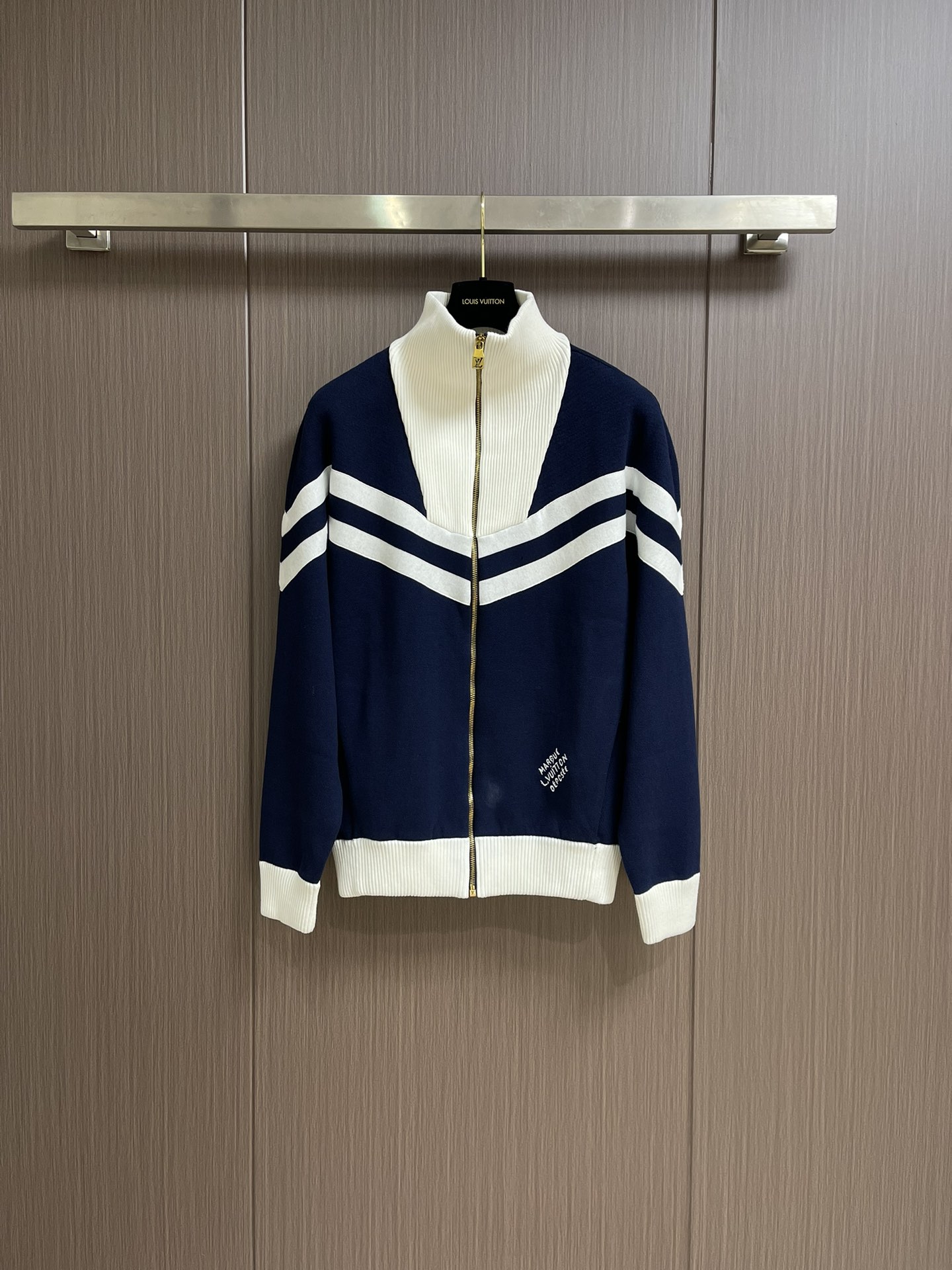 NO:563747,LV college line embroidered jacket, the yarn is made of 240 count combed cotton.  The piece is woven by a 14-needle computer machine, with a solid sesame base. It takes about 160 minutes. The blue and white strips are made of wool, and the weaving time is about 70 minutes longer. When sewing, the hem ribs and cuff ribs need to be sewn in double layers. The collar bone is wrapped so that it does not show up. The collar needs to be sewn twice. The bottom bone and the shirt body bone are not in the same line. The upper sleeves need to be stitched in a circle and plate.  It takes a long time to carve the blue and white strips and zipper after embroidery. When sewing, you need to pay special attention to the straight position of the belt, as it is easy to skew. The zipper has an inner rib and the collar is very high, so it is difficult to carve the zipper. The entire production process requires too many steps, and the wool is white, so it is very easy to get dirty, which increases the finishing time and the defective rate. Sizes S-XL, Louis  vuitton,jackets   & coats,alexander wang19860909LV 学院线条绣花外套,纱线采用240支的精梳棉, 由14针电脑机织片,全件净色芝麻底,约160分钟,蓝白色间条带子为挂毛做法,织片时间较长约70分钟左右；缝合时,下脚罗纹,袖口罗纹都需缝双层,领子骨位包起来不露面,领子缝合需两次,夹底骨位和衫身骨位不在同一条线,上袖时需转圈缝,缝盘时间很长；绣花后去车蓝白条带子及拉链,平车时需特别留意带子位置顺直,极易歪斜,拉链为内包骨位,领子很高,车拉链时比较难车；整个加工生产过程需走的工序太多,毛料又是白色,非常容易弄脏,增加了后整的时间及次品率.尺码S-XL,,louis vuitton,jackets & coats,alexander wang,Men's clothing