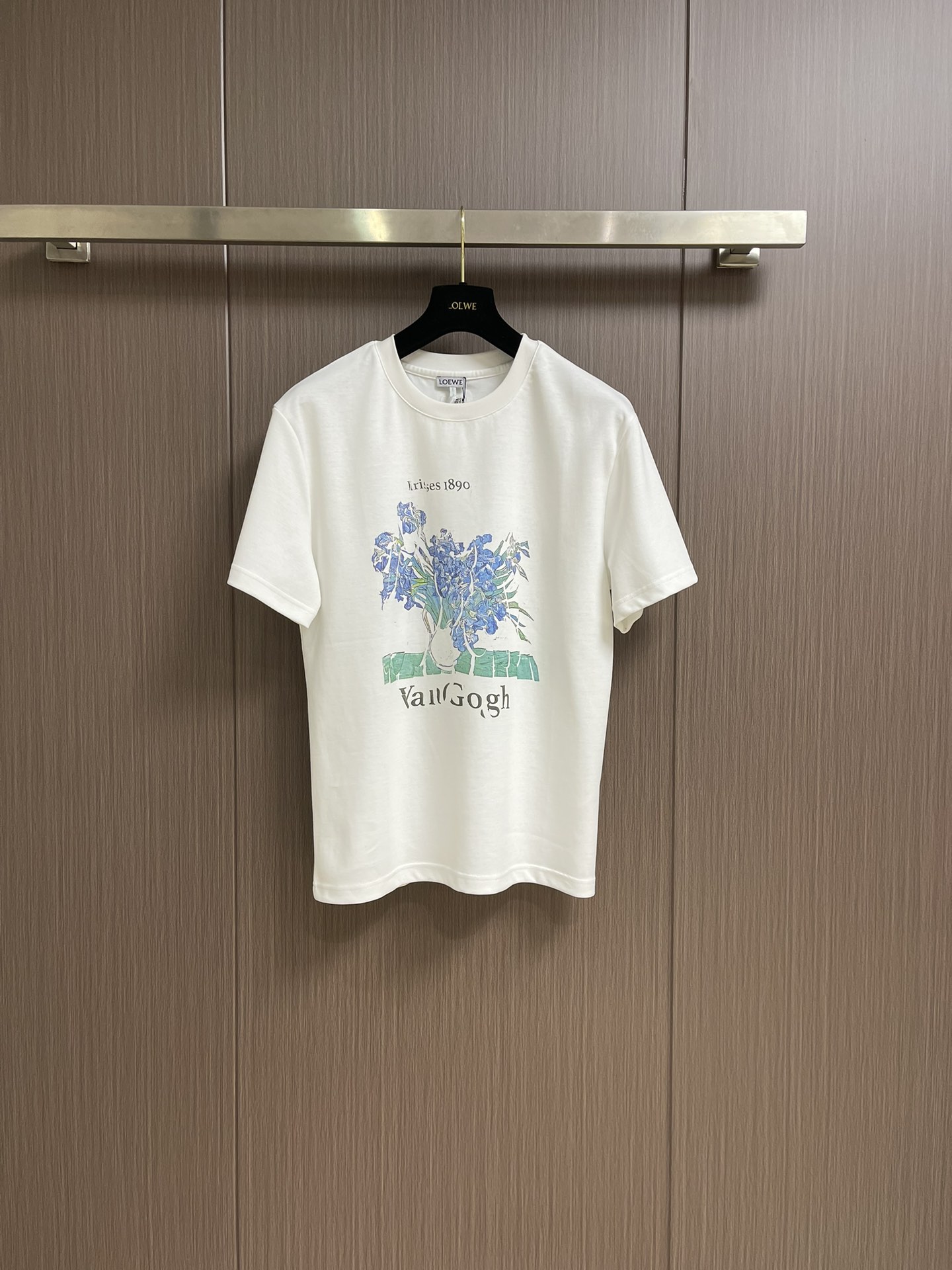 NO:135400,Loewe 2025ss summer new product Van Gogh Iris theme printed short-sleeved T-shirt. The classic small round neck design is simple and easy to wear. It attracts attention when walking on the street!  The youthful and energetic feel is loose and not picky about the figure at all!  It is inclusive and covers the flesh and makes you look thin!  Both appearance and comfort!  The rate of looking back when you walk out of the street is 100%. Custom fabrics are super comfortable!  It's a perfect versatile model. I'll close my eyes and rush it!  Loose and large version of the same style for men and women. Size M-3XL M-size 68cm long shoulder width 47cm bust 110cm L-size 70cm shoulder width 48cm bust 112cm XL-size 72cm shoulder width 49cm bust 114cm XXL-size 74cm shoulder width 50cm bust 116cm XXXL-size 76cm shoulder width 51cm bust 118cm,,loewe,T-shirt,tees,t-shirt,alexander wang19860909loewe 2025ss夏季新品 梵高鸢尾花主题印花短袖t恤.经典的小圆领设计简洁好穿 走在街上吸睛度满分！青春又活力的感觉宽松版型完全不挑身材！包容性好遮肉显瘦！颜值与舒适兼具！穿出街回头率百分百 定制面料 质感超级舒适！妥妥的百搭款 都给我闭眼冲！宽松大版男女同款.尺码M-3XL M码衣长68cm 肩宽47cm 胸围110cm L码衣长70cm 肩宽48cm 胸围112cm XL码衣长72cm 肩宽49cm 胸围114cm XXL码衣长74cm 肩宽50cm 胸围116cm XXXL码衣长76cm 肩宽51cm 胸围118cm,,loewe,T-shirt,tees，t-shirt,alexander wang,Men's clothing