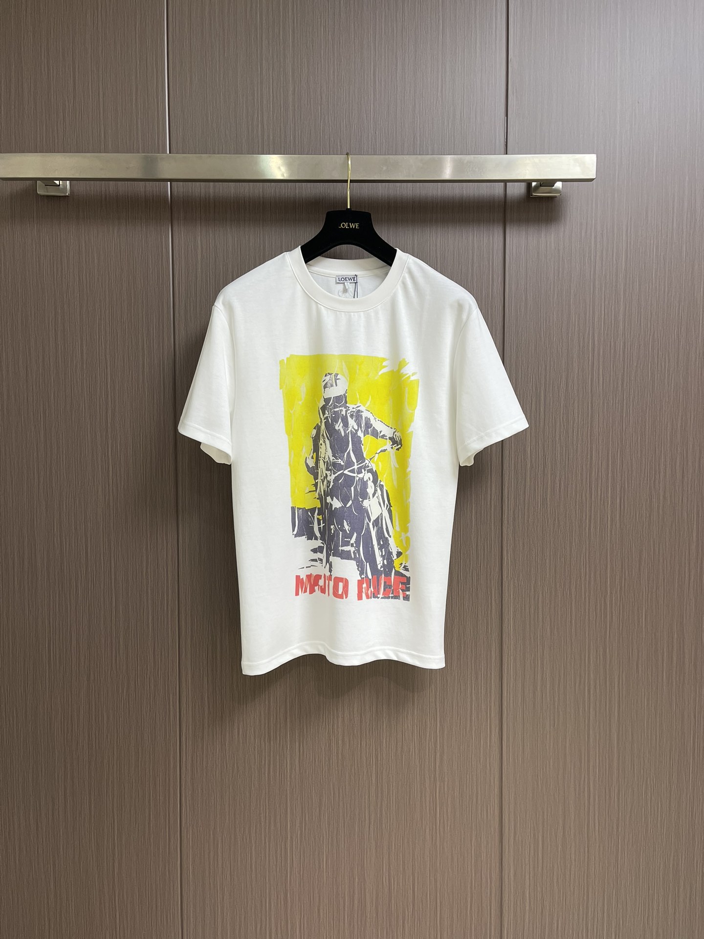 NO:149578,Loewe 2025SS new rider illustration round neck T-shirt, digital printing technology, high-strength cotton fabric, wash and styling, non-shrinkable, soft and delicate, soft and skin-friendly. Fine workmanship and moderate thickness. Same style for men and women, loose style, fashionable and age-reducing. Size M-3XL M-size clothes 68cm long, shoulder width 47cm bust 110cm L-size clothes 70cm shoulder width 48cm bust 112cm XL-size clothes 72cm shoulder width 49cm bust 114cm XXL-size clothes 74cm shoulder width 50cm bust 116cm XXXL-size clothes 76cm shoulder width 51cm bust 118cm, loewe,tees, t-shirt,alexander wang19860909Loewe 2025SS新款骑手插画圆领T恤,数码印花工艺,高支高密纯棉面料,洗水定型,不缩水,面料软糯细腻,柔软亲肤.做工细致,厚度适中.男女同款,宽松版型,时尚减龄百搭.尺码M-3XL M码衣长68cm 肩宽47cm 胸围110cm L码衣长70cm 肩宽48cm 胸围112cm XL码衣长72cm 肩宽49cm 胸围114cm XXL码衣长74cm 肩宽50cm 胸围116cm XXXL码衣长76cm 肩宽51cm 胸围118cm,,loewe,tees，t-shirt,alexander wang,Men's clothing