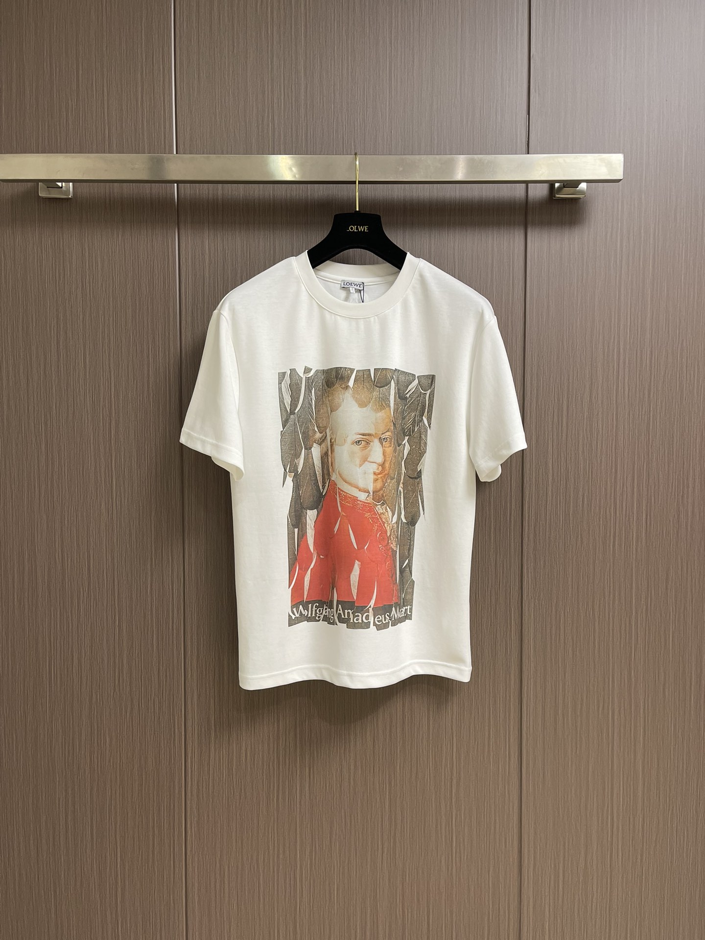 NO:135398,Loewe 2025ss Spring and Summer New Mozart Portrait Print Round Neck Short Sleeve T-shirt, Fashion and Classical stunning collision. This T-shirt is printed in 3D high-frequency printing. It pays tribute to classical music and is full of artistic sense!  Oversize style, both men and women, hide their flesh, and everything is casual and fashionable. This season's wardrobe C position must be it, quick to push. Size M-3XL M-size 68cm long, shoulder width 47cm bust 110cm L-size 70cm shoulder width 48cm bust 112cm XL-size 72cm shoulder width 49cm bust 114cm XXL-size 74cm shoulder width 50cm bust 116cm XXXL-size 76cm shoulder width 51cm bust 118cm, loewe,versace,T-shirt,tees,t-shirt,alexander wang19860909loewe 2025ss春夏新款 莫扎特肖像印花圆领短袖t恤,时尚与古典的惊艳碰撞这件t恤用3d高频印刷印着莫扎特肖像,向古典音乐致敬,艺术感爆棚！oversize版型男女通杀,藏肉一绝,搭啥都随性时髦.这季衣橱c位非它莫属,快冲.尺码M-3XL M码衣长68cm 肩宽47cm 胸围110cm L码衣长70cm 肩宽48cm 胸围112cm XL码衣长72cm 肩宽49cm 胸围114cm XXL码衣长74cm 肩宽50cm 胸围116cm XXXL码衣长76cm 肩宽51cm 胸围118cm,,loewe,versace,T-shirt,tees，t-shirt,alexander wang,Men's clothing