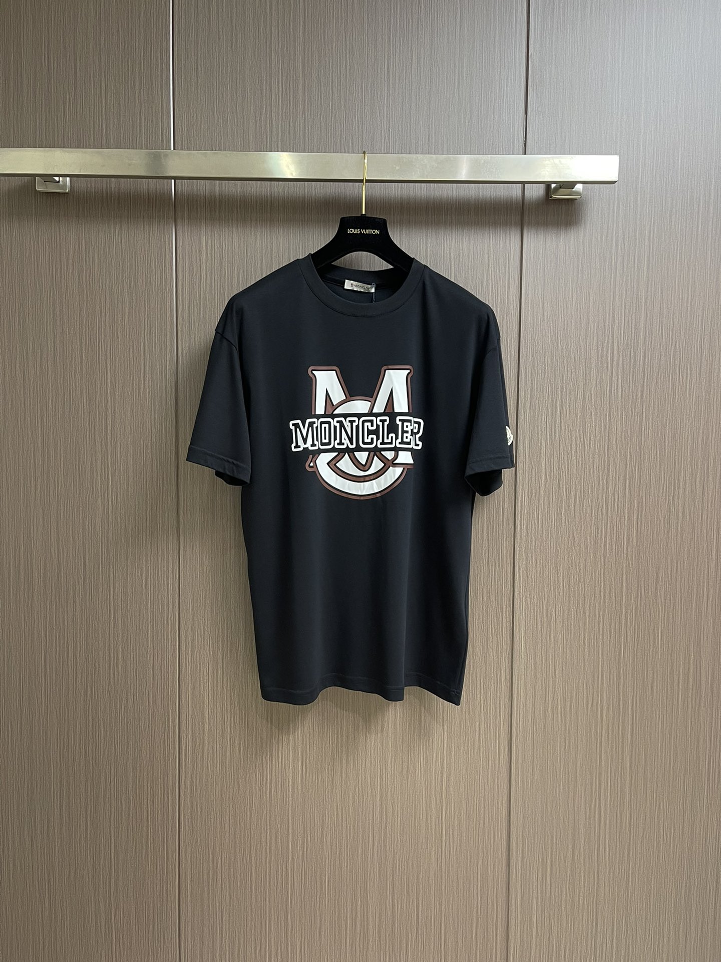 NO:155423,moncler 2025SS early spring new logo short-sleeved T-shirt, custom-made exclusive mercerized cotton, moncler logo printing, thick-plate printing, and thick-plate printing. The design patterns are converted into printable templates using thick-plate printing machine. The pattern is printed layer by layer on textiles through pressure. The entire printing process requires 5 to 6 moldings. The word machine flowering process is a traditional and exquisite embroidery process. Through delicate stitches, the fabric is outlined with a flexible pattern and texture that is as flexible as a dragon. Size M-3XL M-size 68cm long, shoulder width 47cm bust 110cm L-size 70cm shoulder width 48cm bust 112cm XL-size 72cm shoulder width 49cm bust 114cm XXL-size 74cm shoulder width 50cm bust 116cm  XXXL size clothes 76cm long, shoulder width 51cm bust 118cm, christian louboutin, T-shirt,tees, t-shirt,alexander wang19860909moncler 2025SS早春新款标识短袖T恤,定制尊享丝光密纺棉,moncler标识印花,厚板印花,利用厚板印胶机,将设计图案转化为可印刷的模板,通过压力将图案逐层印在纺织品上,整个印刷过程需要经过5~6次成型.字机游花工艺,一种传统而精湛的刺绣工艺,通过细腻的针脚,在面料上勾勒出宛如游龙般灵动的图案和纹理.尺码M-3XL M码衣长68cm 肩宽47cm 胸围110cm L码衣长70cm 肩宽48cm 胸围112cm XL码衣长72cm 肩宽49cm 胸围114cm XXL码衣长74cm 肩宽50cm 胸围116cm XXXL码衣长76cm 肩宽51cm 胸围118cm,,christian louboutin,T-shirt,tees，t-shirt,alexander wang,Men's clothing