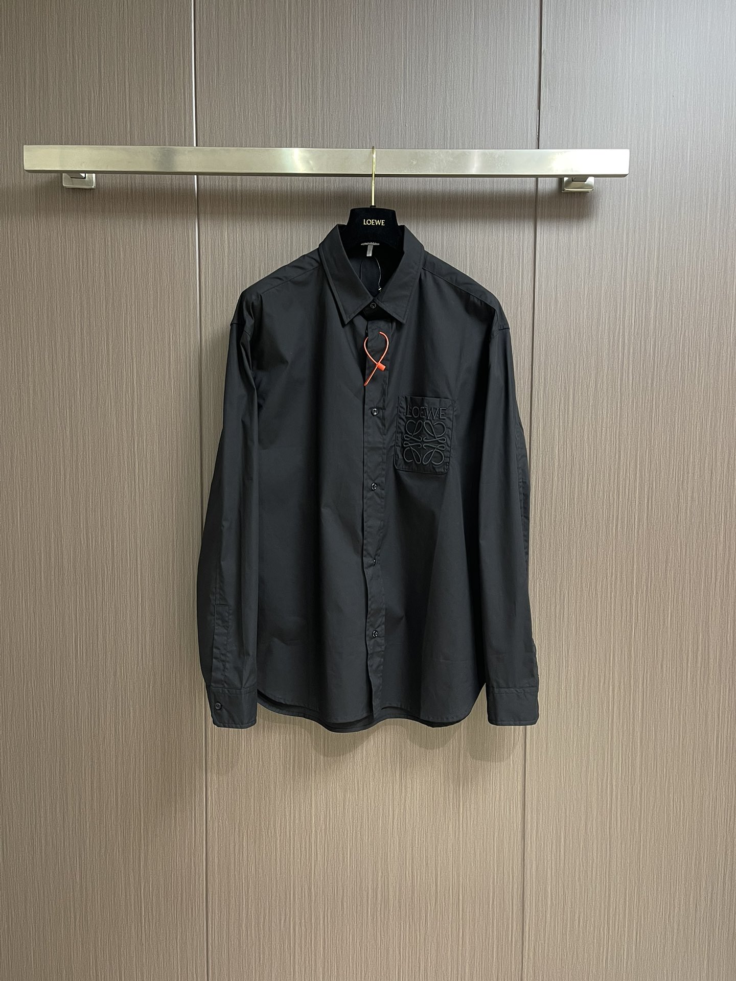 NO:525803,Loewe anagram chest pocket embroidery shirt, customized p-soft style soft cotton, cleverly embroidered loewe embroidery pocket decoration on the chest, embroidery using imported machine, using advanced computer control system and precision mechanical components to realize loewe embroidery operation. The hot cubes are all made of high temperature over cube machines, and through the synergy between the heating plate and the pressure roller, high temperature and pressure are applied to the fabric to make the surface of the fabric flat, crisp, wear-resistant and washable. Size 36-38-40-42 S-XL,,loewe,shirts,alexander wang19860909loewe anagram 胸前口袋刺绣衬衫,定制p-soft风柔棉,胸前巧妙点缀loewe绣花口袋装饰,采用进口机绣花,使用先进的计算机控制系统和精密的机械部件,实现loewe绣花作业.烫朴位均用高温过朴机,通过加热板和压力辊的协同作用,对布料施加高温和压力 使布料表面平整挺括 耐磨耐洗.尺码36-38-40-42 S-XL,,loewe,shirts,alexander wang,Men's clothing