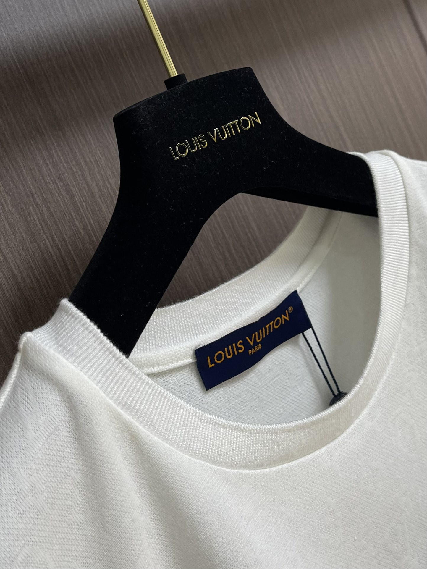LV Dark-Stamped Logo Short-Sleeve T-Shirt Suit in Custom Cotton Fabric - 图片 6
