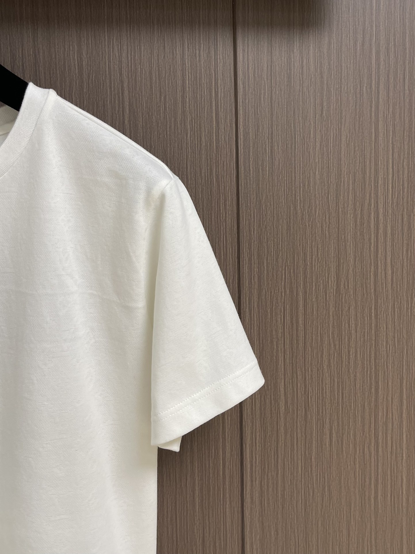 LV Dark-Stamped Logo Short-Sleeve T-Shirt Suit in Custom Cotton Fabric - 图片 4