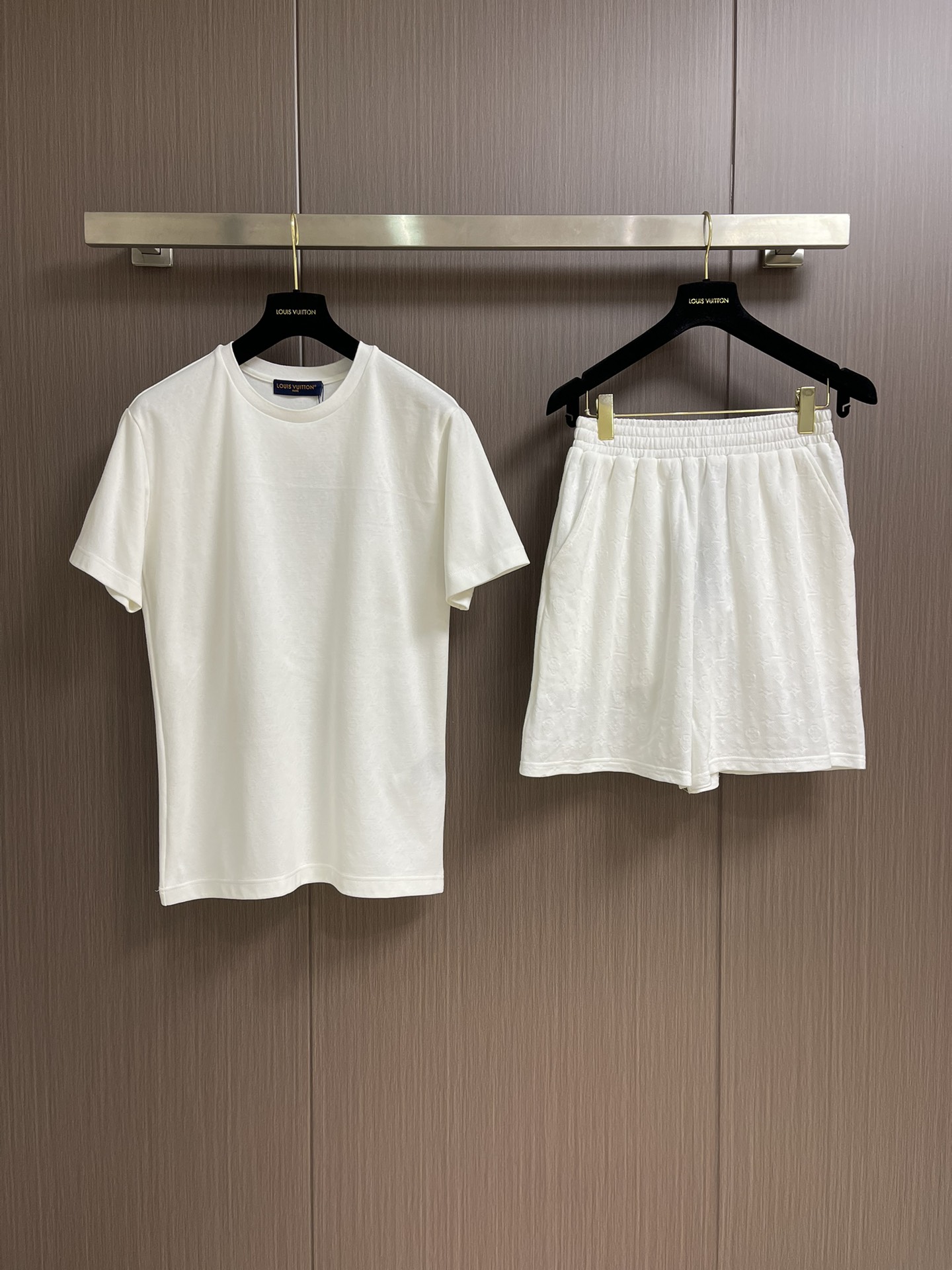 LV Dark-Stamped Logo Short-Sleeve T-Shirt Suit in Custom Cotton Fabric - 图片 1