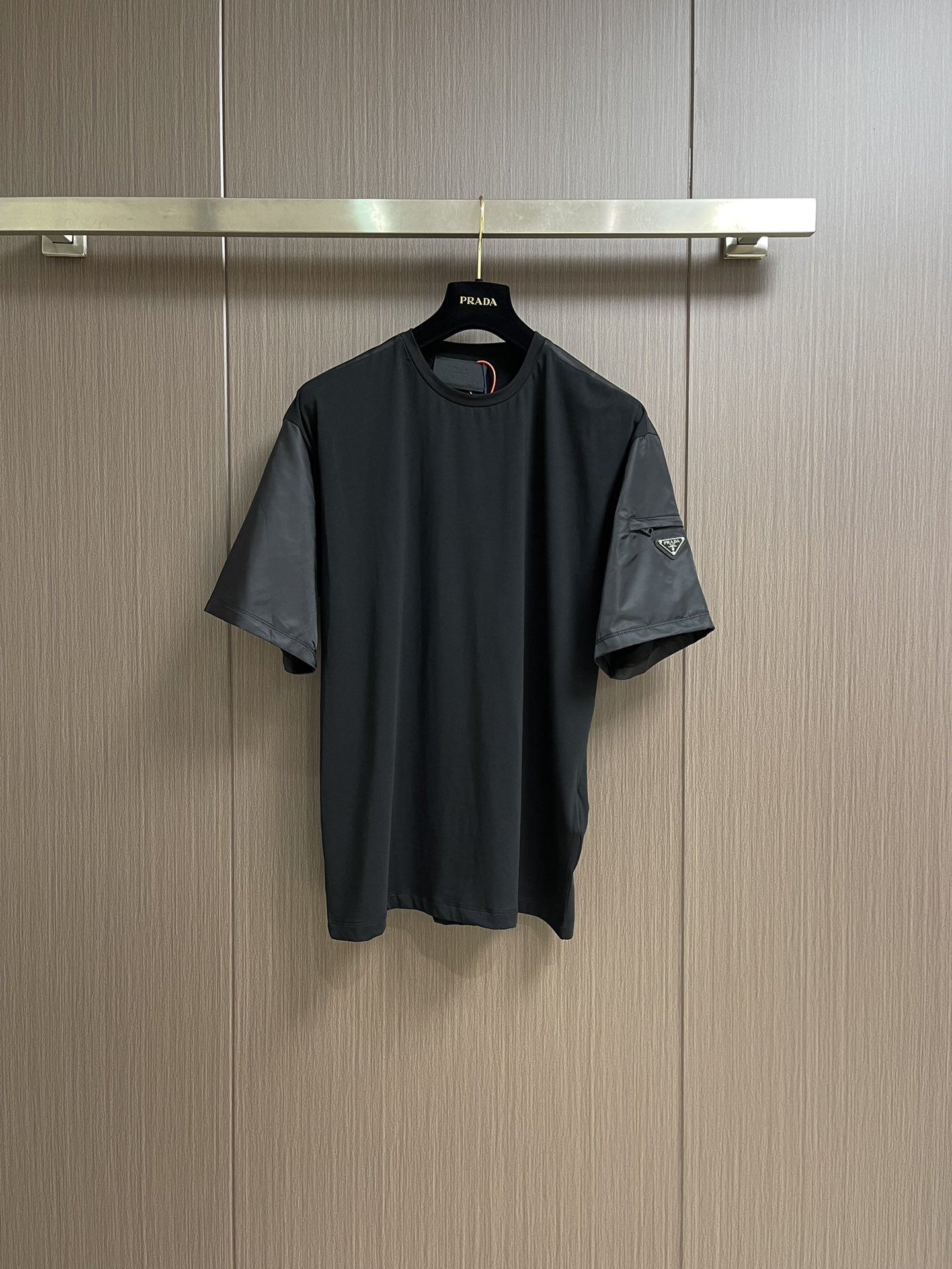 NO:149565,Prada triangular logo inlay pocket short-sleeved T-shirt, custom helium mercerized satin fabric, iconic enameled triangle metal logo decorative sleeves, blended re-nylon nylon fabric embellished square silhouette, cross-field aesthetic grafting, exquisite small pocket design, highlighting quality and style. The infrared position of the 