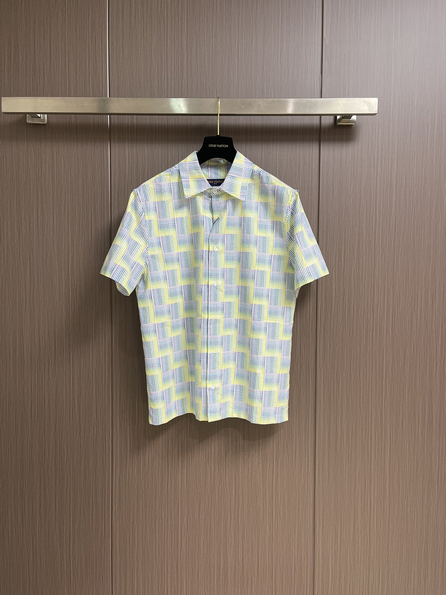NO:137544,LV ss Spring and Summer new short-sleeved Oxford shirt, with a gradient effect Louis Vuitton logo, built a full 1v stairs print, cleverly incorporated into the marque l.vuitton deposee label at the back. It can be used with the same series of college-style items to create a modern spring style. Size S-XL,,louis vuitton,louis vuitton,shirts,T-shirt,alexander wang19860909LV ss春夏新款短袖牛津衬衫,以渐变效果路易威登标识构筑全幅 1v stairs 印花,于后部巧妙融入 marque l.vuitton deposee 标签.可与同系列学院风格单品共筑摩登春日造型.尺码S-XL,,louis vuitton,louis vuitton,shirts,T-shirt,alexander wang,Men's clothing