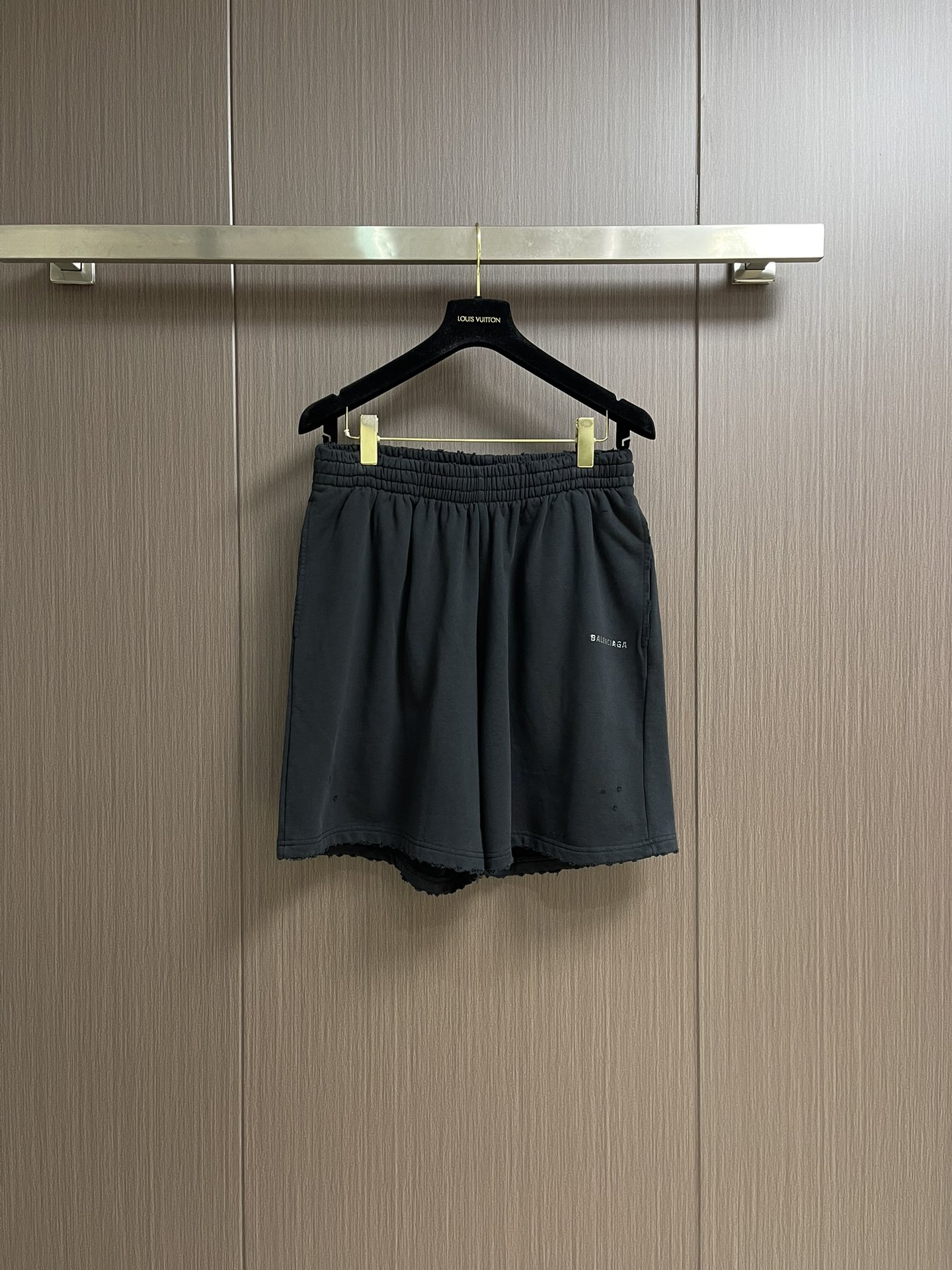 NO:137538,Balenciaga back hot diamond shorts, customized high-dense velvet ring cotton, soft touch, comfortable skin, embellished with balenciaga back hot diamond logo, add brand recognition, combined with wear and fur to sublimation, shines the unique and charming of full diamonds, and fills the artistic atmosphere. The contemporary aesthetic outline is outlined with minimalist strokes, and uses a high-temperature air-bouncer to press and burn through high-temperature gas contact with the fabric. The fabric is pressed with heat energy and pressure. It can ensure the uniformity of heat distribution, and the positioning is manually worn and worn by positioning. The fabric will be partially rubbed and worn by hand. The surface of the fabric will form a natural breakage and tear effect and a short and dense layer of fluff. Time and effort. The daily output is low. The fabric is washed and used to make it old. The texture is better. It is not easy to deform. It is not easy to shrink. It is not easy to fade.  Maintain long-term beauty. Size XS-L, balenciaga, shorts, alexander wang19860909balenciaga back烫钻短裤,定制高密丝绒毛圈棉手感柔软 舒适贴肤 饰以balenciaga back烫钻标识点缀 增添品牌辨识度 结合磨破磨毛为升华 闪耀满钻的别致辉映 弥漫艺术气息 以极简笔触勾勒当代美学轮廓,采用高温气蹦机压烫 通过高温气体与布料接触 利用热能和压力对布料进行压烫处理 能够确保热量分布的均匀性,采用定位人工磨破磨毛 通过手工操作对面料进行局部摩擦与磨损 面料表面会形成自然的破损撕裂效果与一层短而密的绒毛 耗时耗力 日产量低,面料都经过洗水做旧 手感质感更佳 不易变形 不易缩水 不易褪色 保持长久的美观.尺码XS-L,,balenciaga,shorts,alexander wang,Men's clothing