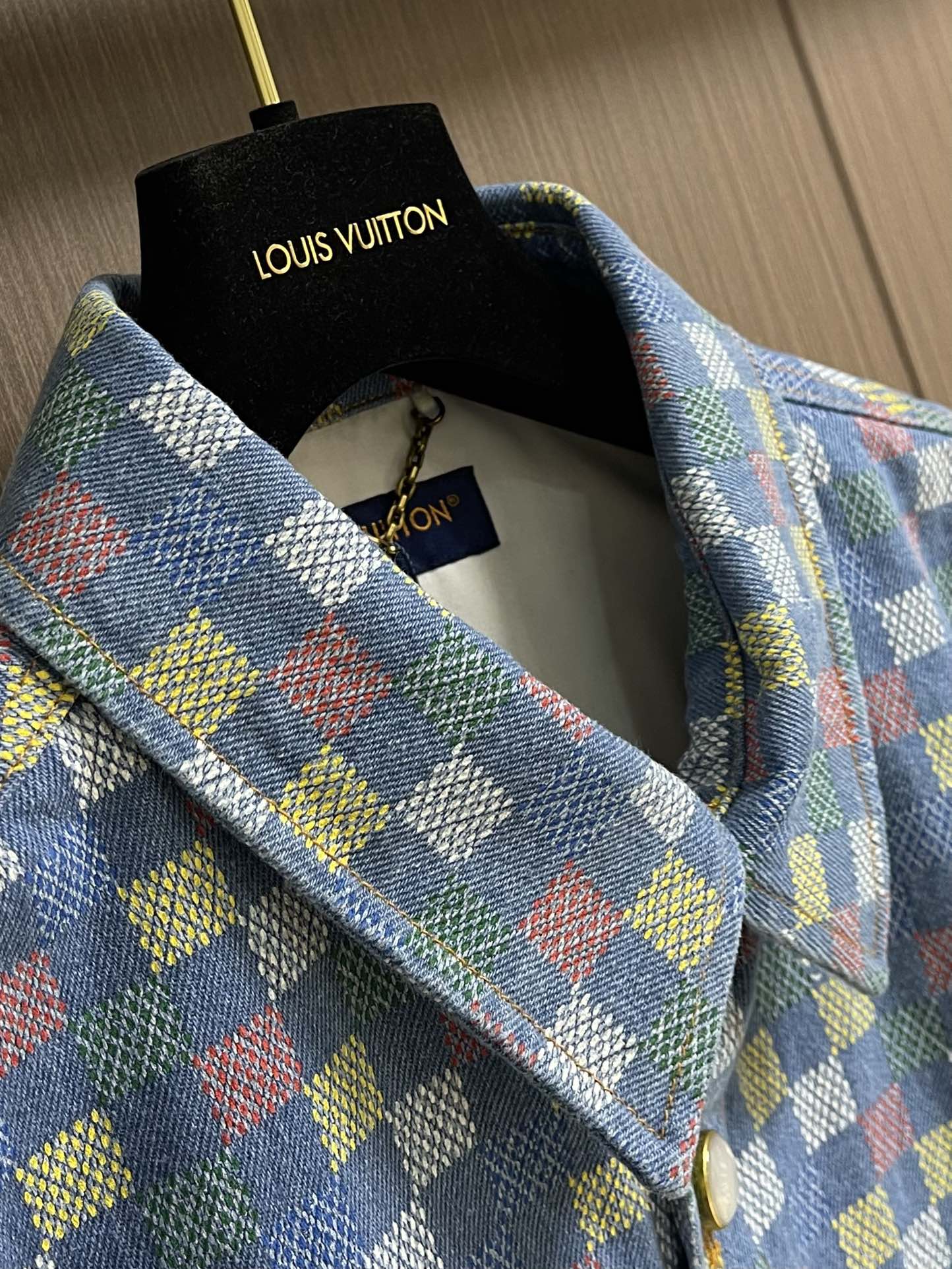 LV 2025s New Colored Chesser Short-Sleeved Shorts with Youthful Design - 图片 6