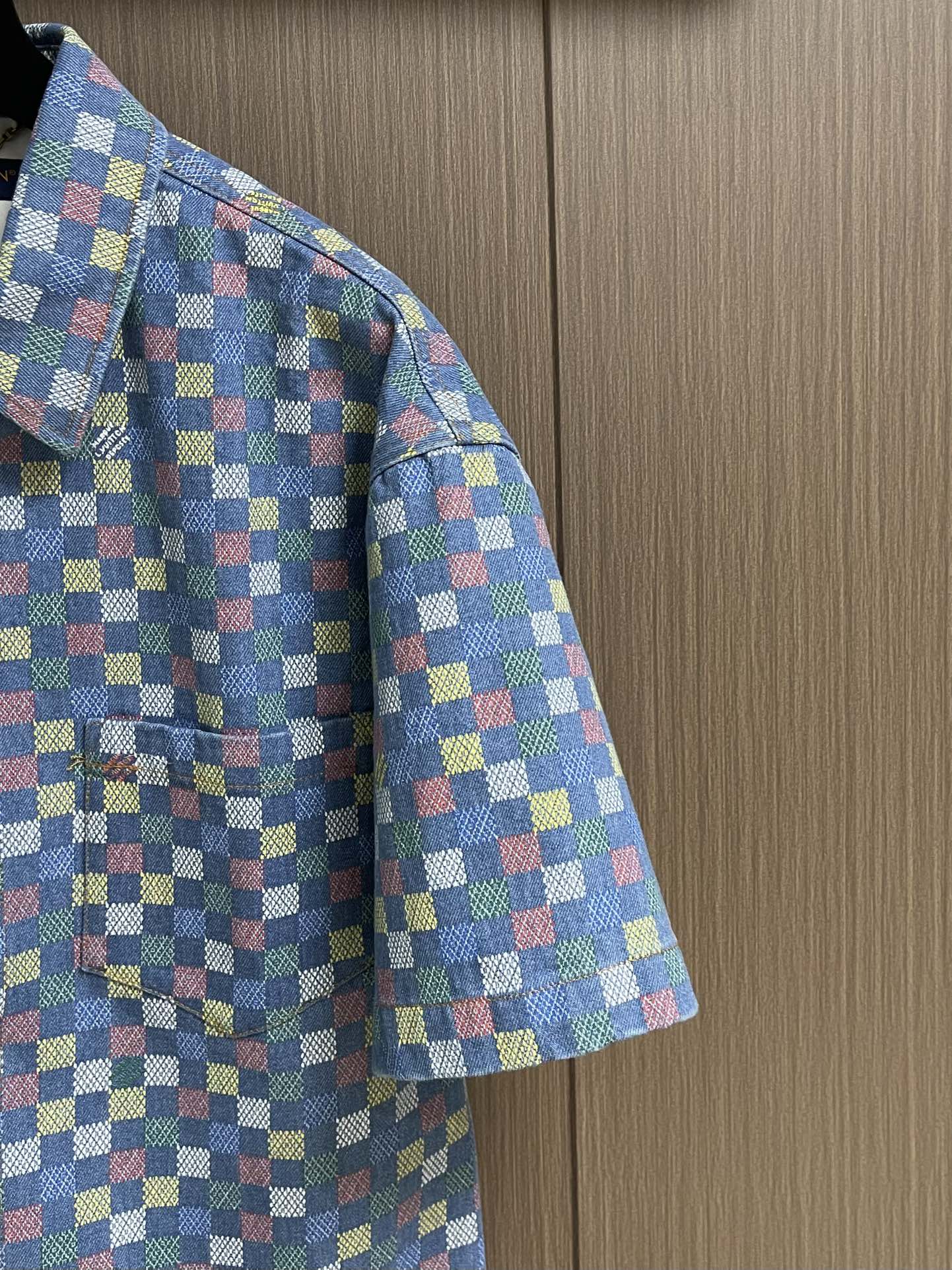 LV 2025s New Colored Chesser Short-Sleeved Shorts with Youthful Design - 图片 4