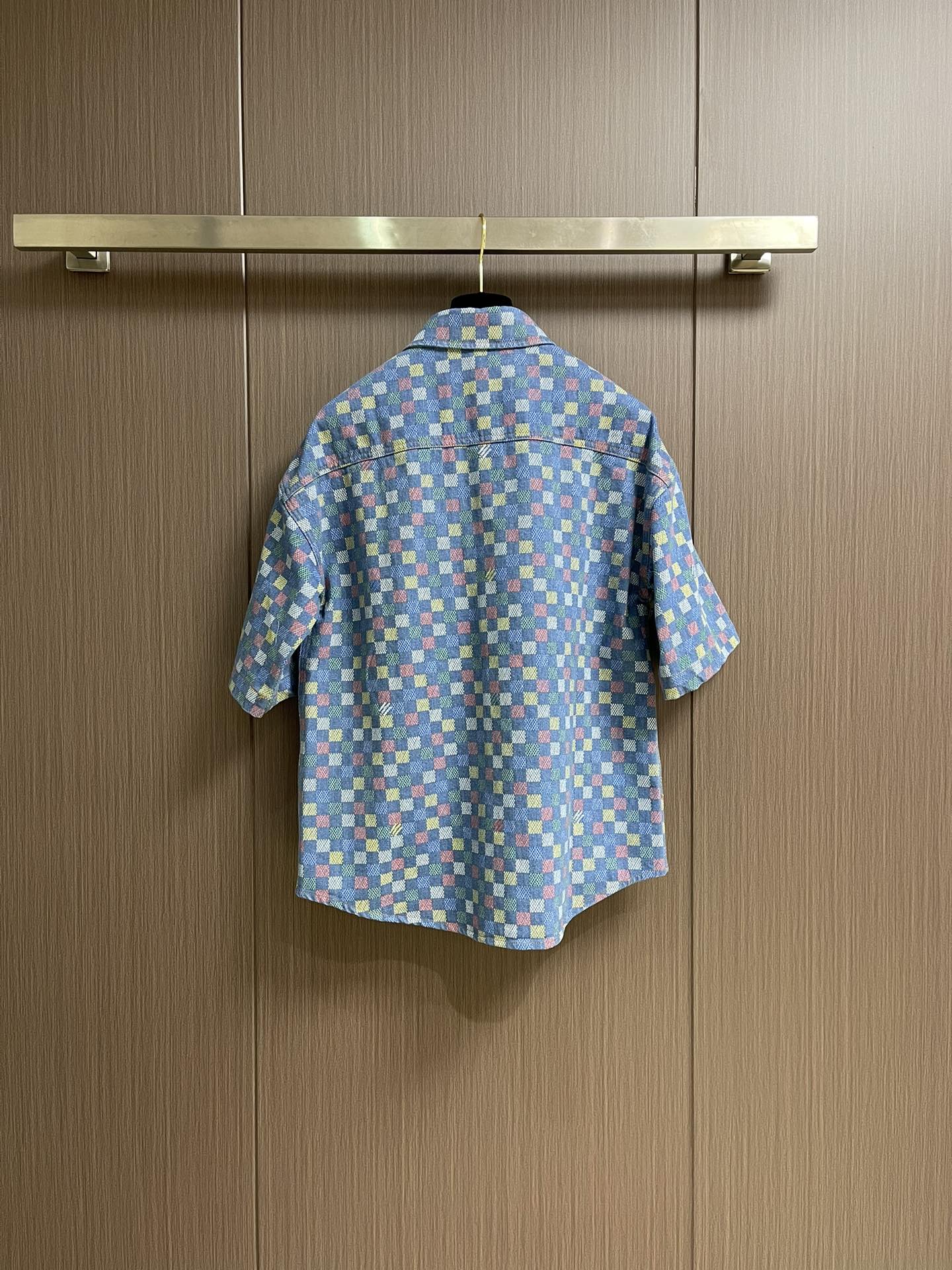 LV 2025s New Colored Chesser Short-Sleeved Shorts with Youthful Design - 图片 2