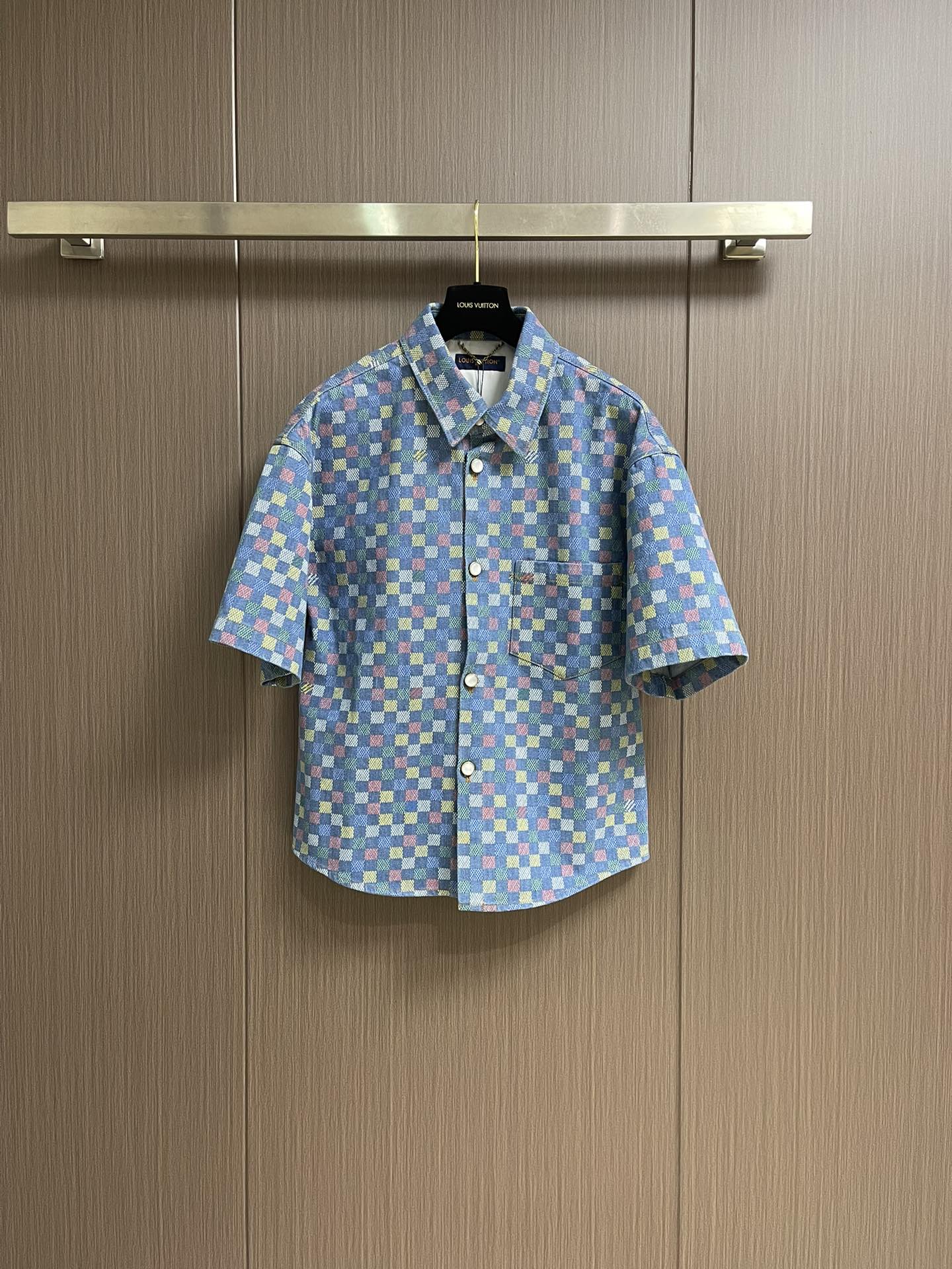 NO:137541,Tops, shorts, LV ss Spring and Summer new colorful checkerboard shorts shirt and shorts suit, depicting the versder pattern of the spring and summer show, with bright primary colors and marque l.vuitton deposee logo, can create avant-garde summer style with the same style. Size S-XL,,louis vuitton, versace, shorts, shirts, T-shirt, alexander wang19860909上衣 短裤 LV ss春夏新款彩色棋盘格短袖衬衫短裤套装,为轻盈棉质青年布描绘 春夏秀场的 vers der图案,以明丽原色和 marque l.vuitton deposee 标识焕新经典设计,可与同款共筑前卫夏日造型.尺码S-XL,,louis vuitton,versace,shorts,shirts,T-shirt,alexander wang,Men's clothing