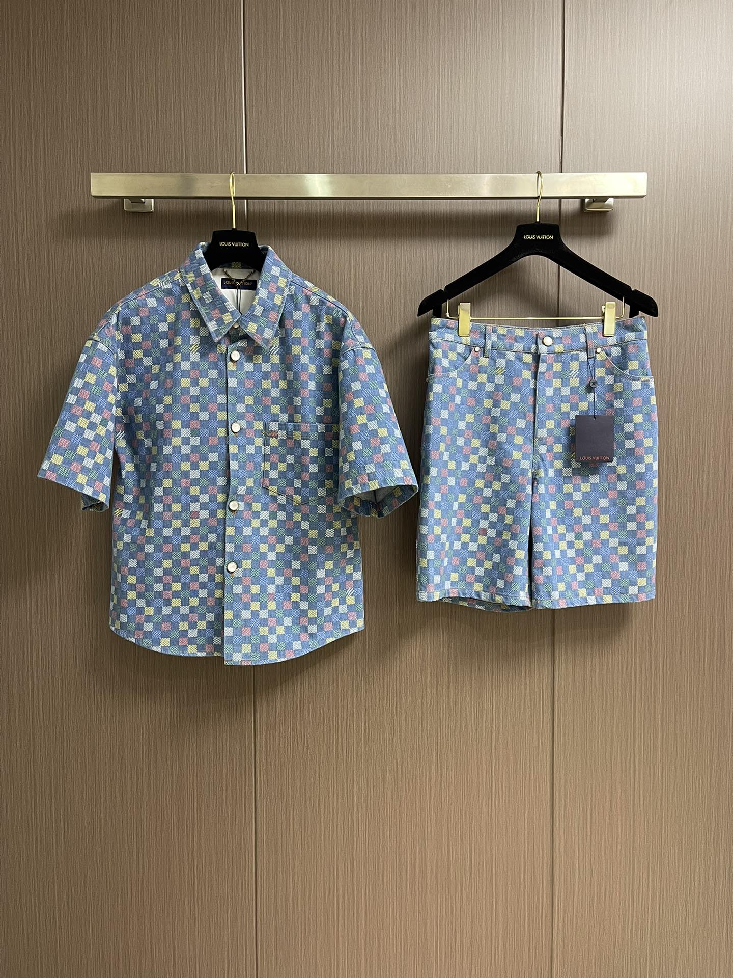 LV 2025s New Colored Chesser Short-Sleeved Shorts with Youthful Design - 图片 3