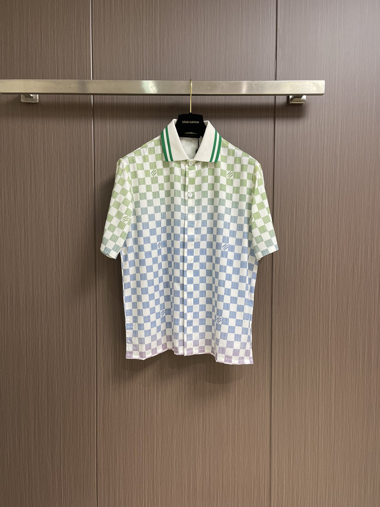 NO:137535,Top Shorts LV  As the new trendy favorite of the fashion industry, the 2025SS gradient lapel short sleeve POLO shorts suit has won the favor of many fashion experts with its unique color transition and simple design. This short sleeve adopts delicate gradient color processing, from the collar to the cuffs, the colors flow naturally, like the gentle light of the morning or sunset, giving the clothes agility and vitality. The lapel design not only enhances the overall layering, but also cleverly integrates formality and  Casual style, whether it is daily travel or light business occasions, can be easily controlled. Short-sleeved tailoring fits the body, which not only shows the wearer's elegant temperament, but also has a comfortable and comfortable wearing experience. Paired with jeans or casual pants, you can create a simple and stylish look. Gradient lapel short sleeves, with their unique charm and practicality, have become an indispensable fashion item in your wardrobe. Size 46-52,,louis  vuitton, shorts, jeans, T-shirt, alexander wang19860909上衣 短裤 LV 2025SS渐变翻领短袖POLO短裤套装,作为时尚界的潮流新宠,以其独特的色彩过渡和简约设计赢得了众多时尚达人的青睐.这款短袖采用细腻的渐变色彩处理,从衣领至袖口,色彩自然流转,仿佛晨曦或夕阳的温柔光线,赋予衣物以灵动与活力.翻领设计不仅提升了整体的层次感,还巧妙地融合了正式与休闲风格,无论是日常出行还是轻商务场合,都能轻松驾驭.短袖剪裁贴合身形,既展现了穿着者的优雅气质,又不失舒适自在的穿着体验.搭配牛仔裤或休闲裤,即可打造出简约而不失格调的时尚造型.渐变翻领短袖,以其独特的魅力和实用性,成为你衣橱中不可或缺的时尚单品.尺码46-52,,louis vuitton,shorts,jeans,T-shirt,alexander wang,Men's clothing