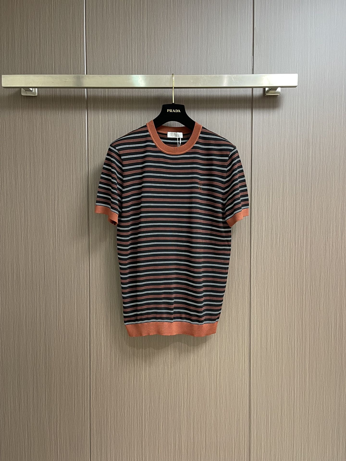 NO:137552,brunello cucinelli-bc Italian bc spring and summer new classic embroidered men's casual contrasting color striped round neck short-sleeved shirt. Super comfortable and ultra-thin striped inter-color round neck sweater!  The comfortable and body feel of the sweater is far beyond the body. It can be matched with a single base for four seasons. The 16-needle flatbed machine is precisely woven, using 100 4-strand Egyptian cotton, creating an impeccable light business casual knitted sweater. The classic striped design is shown in the details!  Size 48-56, brunello cucinelli, T-shirt, alexander wang19860909brunello cucinelli-bc 意大利bc春夏季新款经典刺绣男士休闲撞色条纹圆领短袖衫.超舒适超薄条纹间色圆领针织衫！针织衫舒适体感远超 打底单穿四季可搭 16针横机精密织造,采用100支4股埃及棉,成就一件无可挑剔的轻商务休闲针织衫经典的条纹设计,细节之处,尽显品质！尺码48-56,,brunello cucinelli,T-shirt,alexander wang,Men's clothing