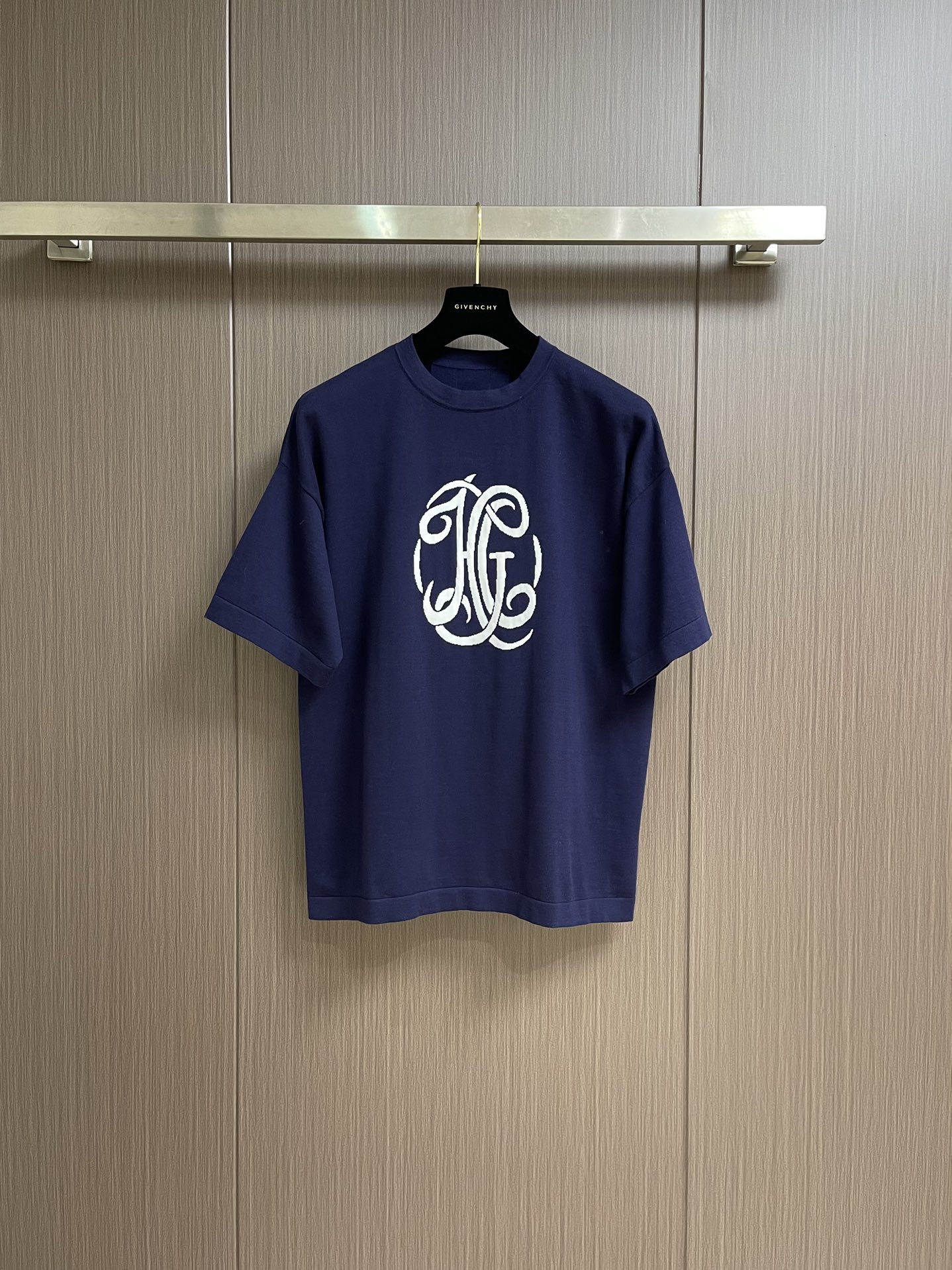 NO:137562,Givenchy HG signature jacquard knitted short-sleeved T-shirt, made of 50 pure cotton wool yarn, 16-pin imported fine knitted, the ready-to-wear effect is thin and breathable, the U-neck design style is matched with 10*10 turtle back fit. The overall wiring is straight and delicate, the fabric is comfortable and soft, the color is consistent and there is no color difference. It can be matched with the same style to create a fashionable look, control various occasions, customized auxiliary materials, complete three standards, the same style for men and women!  Size S-M-L, given, T-shirt,tees,t-shirt,alexander wang19860909givenchy hg签名提花针织短袖T恤,采用50支纯棉毛纱,16针进口细针织出,成衣效果轻薄透气,u型领口设计风格搭配10*10龟背贴合.整体走线平直细腻,面料舒适柔软,颜色一致无色差 能与同款搭配营造时尚造型,驾驭各种场合,定制辅料,三标齐全,男女同款！尺码S-M-L,,givenchy,T-shirt,tees，t-shirt,alexander wang,Men's clothing