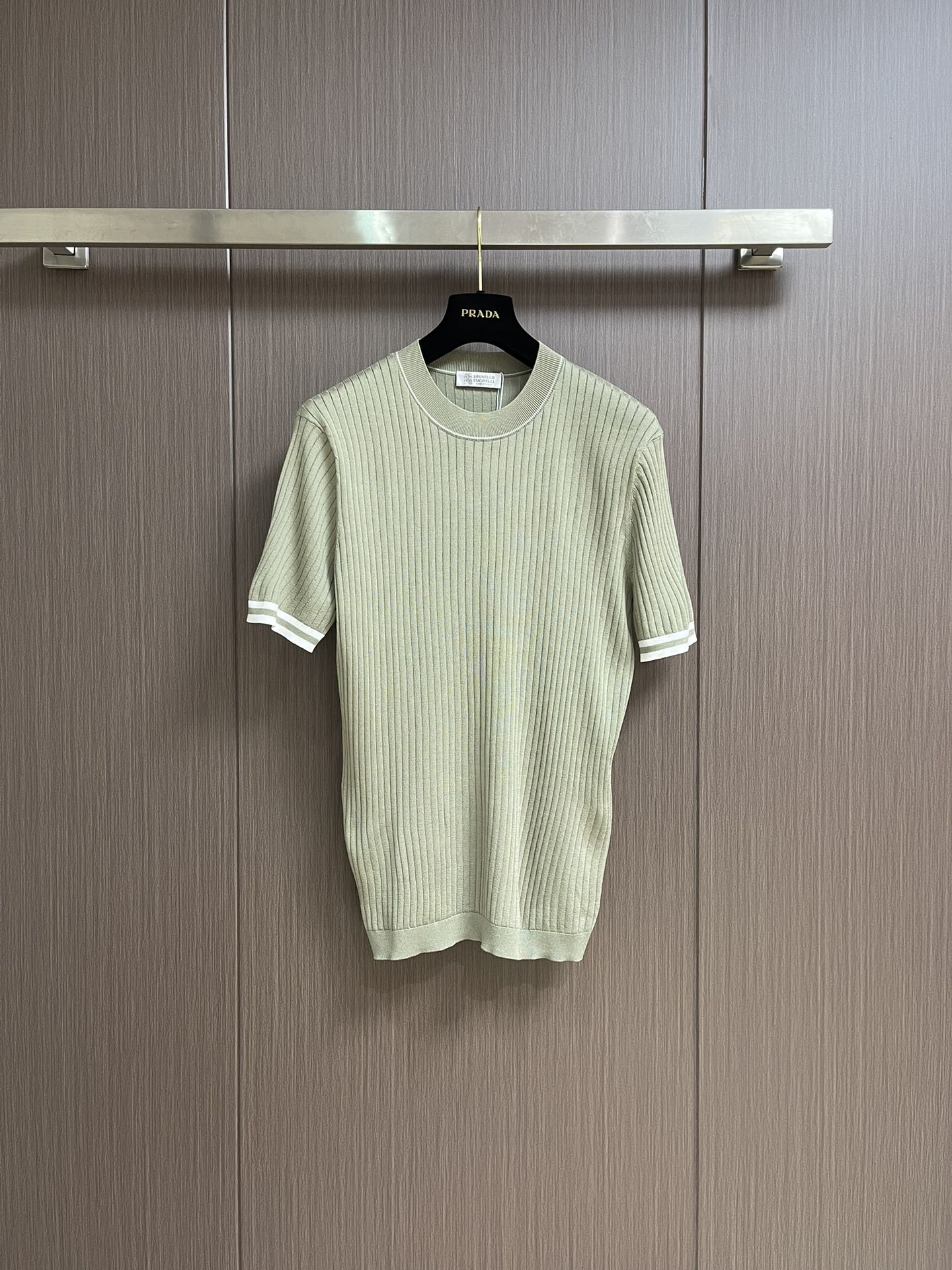 NO:137554,bc contrasting webbing cuffs with thin knitted short-sleeved T-shirt, men's minimalist and unmodified casual urban short-sleeved. Shared by top domestic sales channels, Italian top luxury brand brunello cucinelli, minimalist and atmospheric design, vertical striped knitted shape, cuff contrasting rib knitted webbing, presenting the brand's luxury temperament style, a must-have for urban handsome men!  The overall shape is elegant and elegant without too much modification, which is a favorite for business light luxury casual men. The fabric is made of high-end knitted yarn, with a perfect touch and natural drape, and is super comfortable and pleasant to wear with close body. The texture is different from ordinary knitted fabrics, and the overall threading is very clear and meticulous!  A high-end fashion product that can be distinguished by the naked eye!  Size 48-56, brunello cucinelli, T-shirt, tees, t-shirt, alexander wang19860909bc 撞色织带袖口轻薄针织短袖T恤,男士极简无修饰休闲都市短袖.顶级内销渠道分享,意大利顶级奢侈品牌brunello cucinelli,极简大气的设计,竖条纹针织造型,袖口撞色罗纹针织织带,呈现出品牌的奢华气质范儿,都市型男必备！整体造型大气典雅,无过多修饰,简直是商务轻奢休闲男士的心头好.面料采用高端针织纱线,触肤感完美,垂感自然,贴身穿做超级舒适宜人.质感区分普通针织面料,整体走线做工非常明朗缜密！肉眼可辨的高端的时尚产物！尺码48-56,,brunello cucinelli,T-shirt,tees，t-shirt,alexander wang,Men's clothing