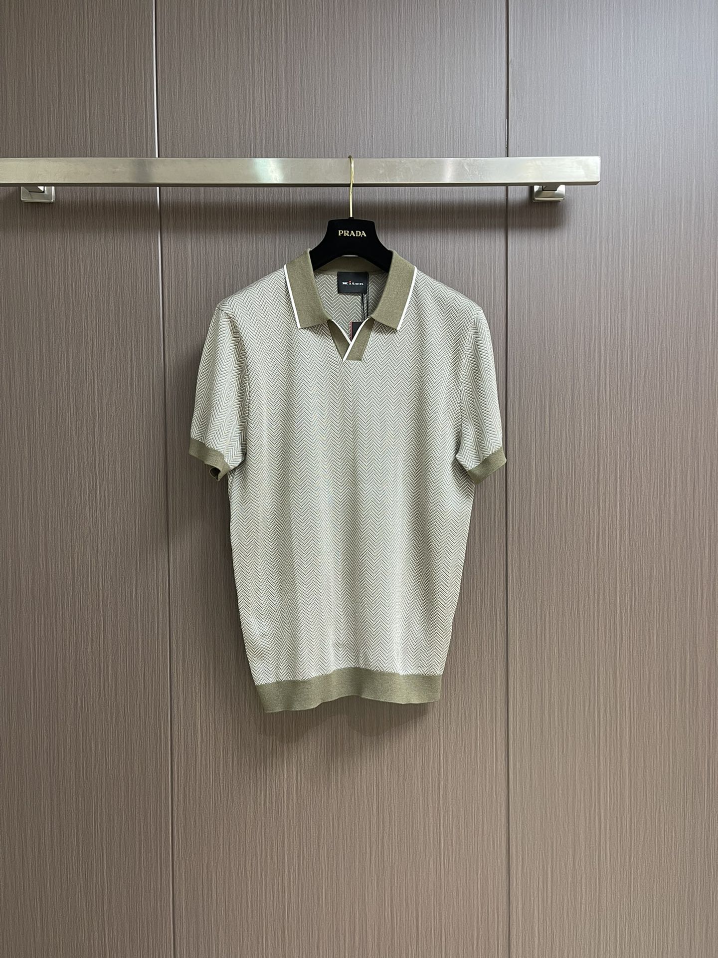 NO:137556,Kiton Spring and summer new men's spliced ​​v-neck pullover POLO. Selected customers to use 67% cotton 23% polyester fiber 6 mulberry silk 4% spandex blend. After special pouring process, the touch is soft and the texture is greatly improved, and the upper body is comfortable and breathable. The horizontal knitting process is used, with complex production, delicate patterns and rich colors, giving the fabric superior breathability, a crisp texture and full drooping feeling. The upper body effect is handsome and stylish, and the brand's unique personality is simple. The body is cleverly lengthened, making the wearer look taller and stylish. The body is cut appropriately, neither too tight nor loose, and it perfectly fits the body lines, showing the balance of elegance and casualness. Size 48-56,,alexander wang19860909kiton 春夏新款男士拼接v领套头POLO.甄选客供67％棉23％聚酯纤维6桑蚕丝4％氨纶混纺而成,经过特殊浇洗工艺处理,手感柔软且质感大幅提升,上身舒适透气.采用横机针织工艺,制作复杂,花纹细腻,色彩丰富,赋予面料优越的透气性、挺括的质地和十足的垂感,上身效果帅气有型,简约中透出品牌独有的个性.巧妙拉长身形比例,令穿着者更显高挑有型.衣身裁剪得体,既不过分紧绷,也不显得松垮,完美贴合身形线条,展现优雅与随性的平衡.尺码48-56,,alexander wang,Men's clothing