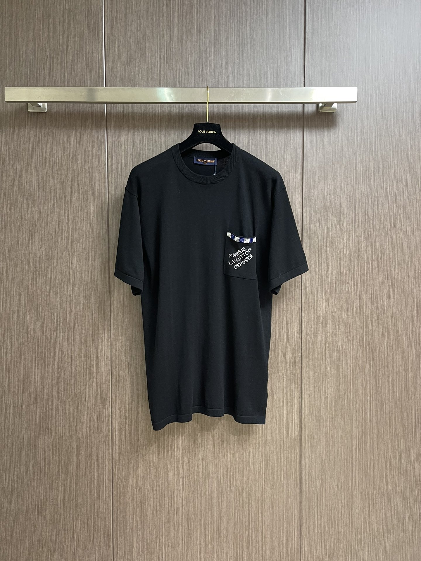 NO:137566,LV SS spring and summer new short-sleeved round-neck knitted T-shirt, with contrasting beaded embroidery, shaping the damier trim, and the marque vuitton deposee logo is a common finishing touch on the chest patch pocket, which can inject attention into daily casual looks!  Same style for men and women. Size S-XL, louis vuitton, T-shirt,tees, t-shirt,alexander wang19860909LV SS春夏新款短袖圆领针织T恤,以撞色串珠刺绣塑造 damier 饰边,与marque vuitton deposee标识共同点睛胸前贴袋,可为日常休闲造型注入瞩目格调！男女同款.尺码S-XL,,louis vuitton,T-shirt,tees，t-shirt,alexander wang,Men's clothing