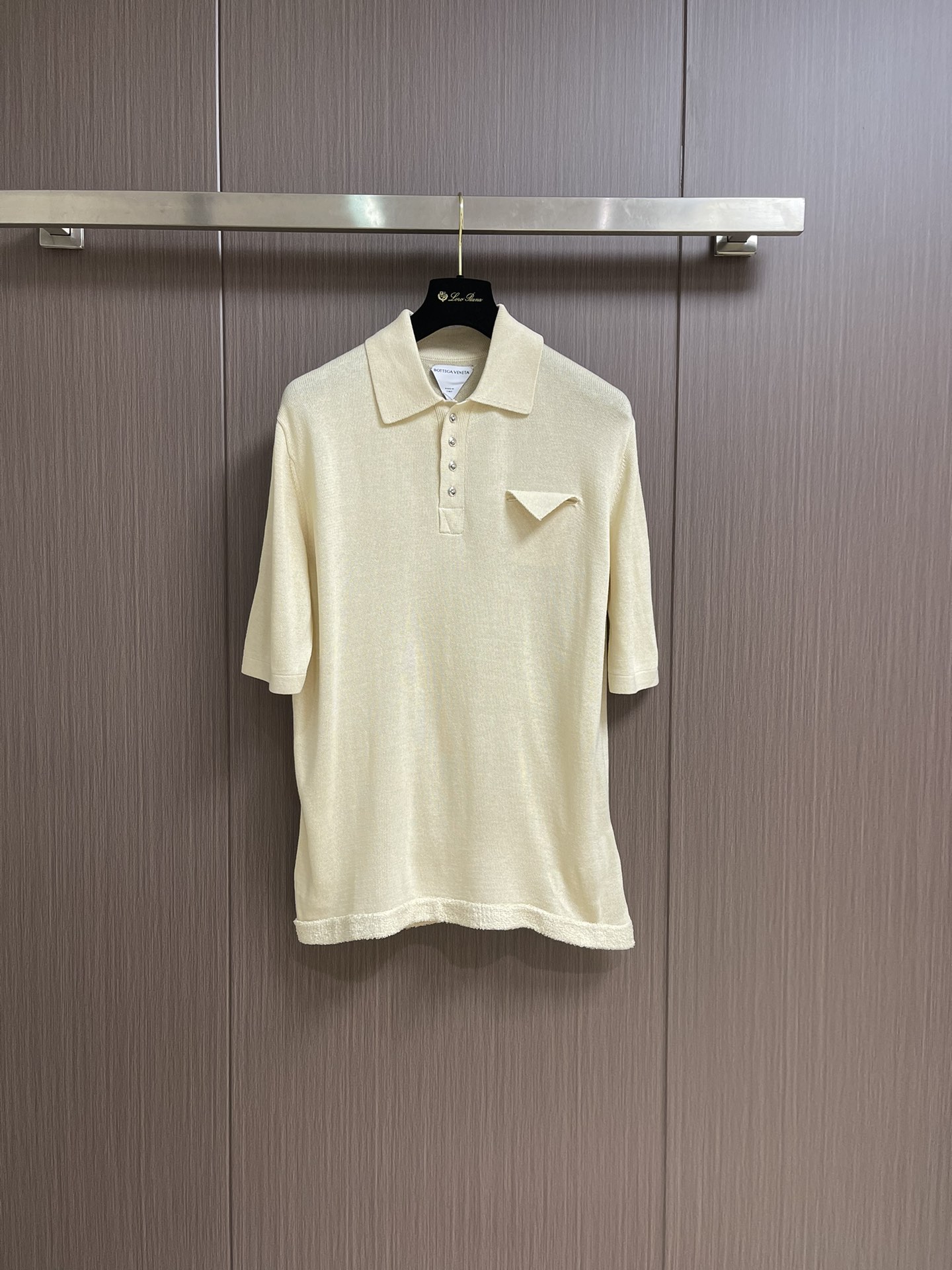 NO:139920,bv linen fake pocket triangle mark and cotton knitted short-sleeved polo, spring and summer new lapel sweater tops, minimalist style basic style, custom yarn knitted softer and more comfortable. Size S-M-L, bottega veneta, T-shirt, alexander wang19860909bv 亚麻色假口袋三角标及棉针织短袖polo,春夏新款翻领针织衫上衣 极简风基础款 定制纱线的针织更加柔软舒适.尺码S-M-L,,bottega veneta,T-shirt,alexander wang,Men's clothing