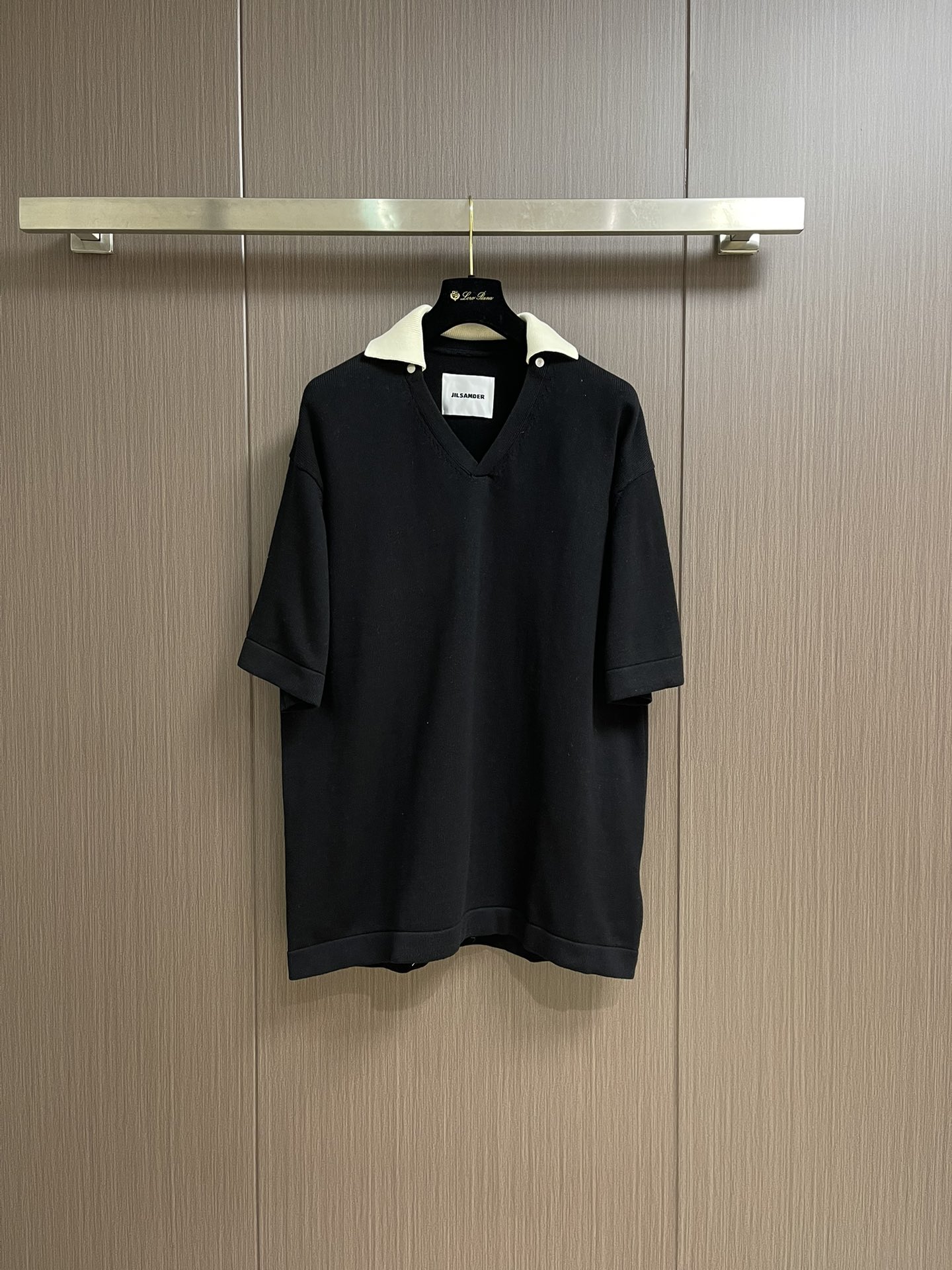 NO:139910,jil sander 2025SS new style detachable white-collar polo shirt, the whole dress uses 402s Xinjiang long velvet cotton yarn, fixed weaving and dyeing, the white collar is white apricot color, slightly transparent with a little rice apricot color, not pure white or bleached. Size S-XL, jil sander, alexander wang19860909jil sander 2025SS新款 可拆卸白领polo衫,整件衣服采用402s新疆长绒棉纱线,定织定染,白色领子为白杏色,稍微会透一点米杏色,并非为纯白或者漂白.尺码S-XL,,jil sander,alexander wang,Men's clothing