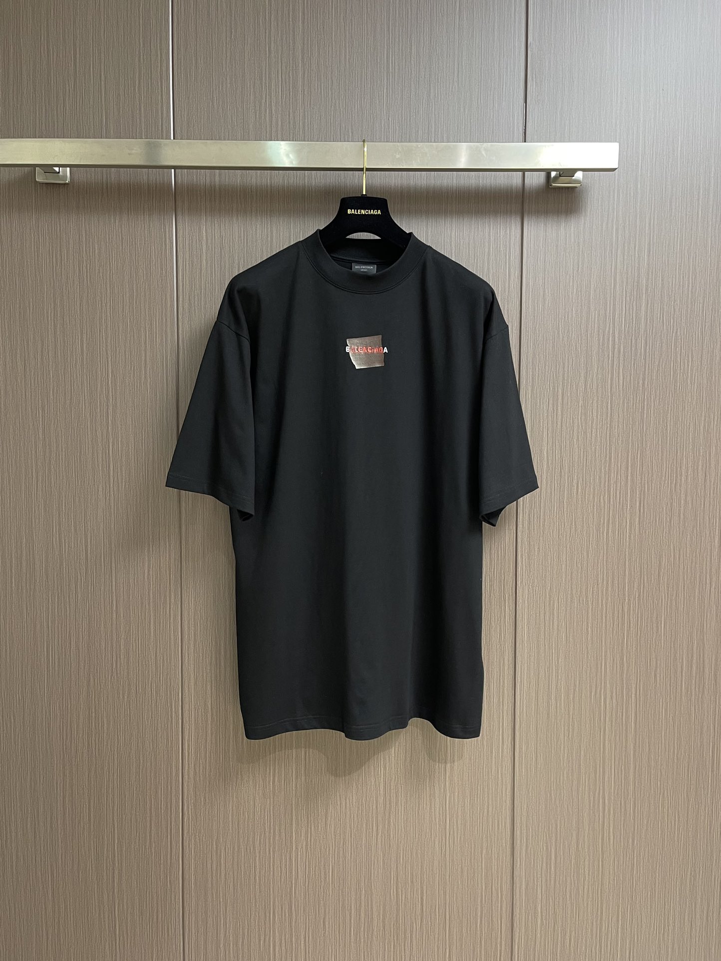 NO:139898,Balenciaga Balenciaga Red tape letter embroidered short-sleeved T-shirt, fabric is made of Paris Z, 100% pure cotton double-stranded surface, 320g washing water front high-definition scanning pattern perfectly restores the garment after the frying washing process, hand-fried washing process, changes are produced during the washing process, and a looming printing and aging effect is presented. Size XS-S-M,,balenciaga,balenciaga,T-shirt,tees,t-shirt,alexander wang19860909balenciaga 巴黎世家 红胶带字母刺绣短袖t恤,面料采用巴黎z制定染 百分百纯棉双股面 320g成衣洗水前幅高清扫描图案完美还原成衣后炒色洗水工艺 多处手工磨烂 洗水过程中通过特殊处理后产生变化 呈现若隐若现的印花做旧效果.尺码XS-S-M,,balenciaga,balenciaga,T-shirt,tees，t-shirt,alexander wang,Men's clothing