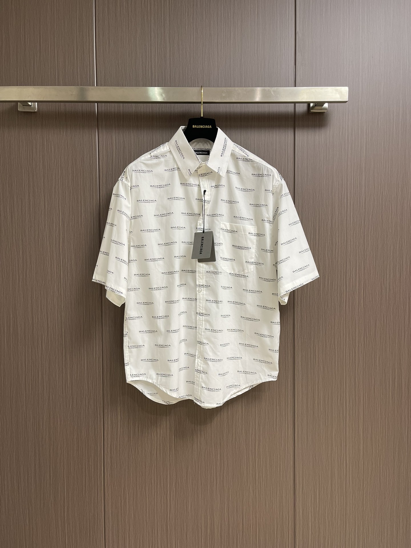 NO:139923,Balenciaga 2025fw show style full-print logo barrage short-sleeved shirt, the fabric is made of fixed weaving and the original feel, and high-quality pure cotton fabric!  Balenciaga classic logo collection, printed environmentally friendly color fixing treatment, anti-shrinkage treatment!  The overall style is large, customized buttons and accessories, the quality is visible to the naked eye. Size S-XL 38-39-40-41,,balenciaga,balenciaga,shirts,T-shirt,alexander wang19860909Balenciaga 2025fw 秀款满印logo弹幕短袖衬衫,面料采用定织与原版手感一致,高质感纯棉面料！巴黎世家经典logo大集合 印花环保固色处理,防缩处理！整体版型偏大 定制纽扣与辅料,品质肉眼可见.尺码S-XL 38-39-40-41,,balenciaga,balenciaga,shirts,T-shirt,alexander wang,Men's clothing