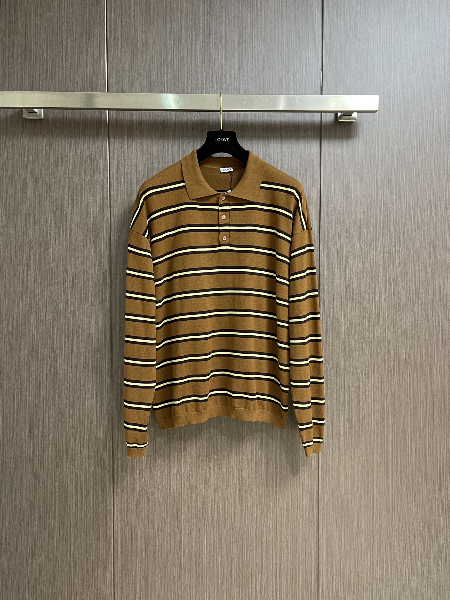 NO:139894,loewe 2025ss contrasting striped letters long sleeve polo, imported customers' cotton-like feeling is very soft, breathable and comfortable, three-button placket, the upper body is particularly energetic, the back collar three-dimensional embroidery design, simple and casual, suitable for daily commuting. Size S-M-L, loewe, alexander wang19860909loewe 2025ss撞色条纹字母长袖 polo,进口客供棉棉感十足柔软透气舒适,三纽扣门襟,上身特显精神,后领立体刺绣设计,简约休闲,日常通勤皆宜.尺码S-M-L,,loewe,alexander wang,Men's clothing