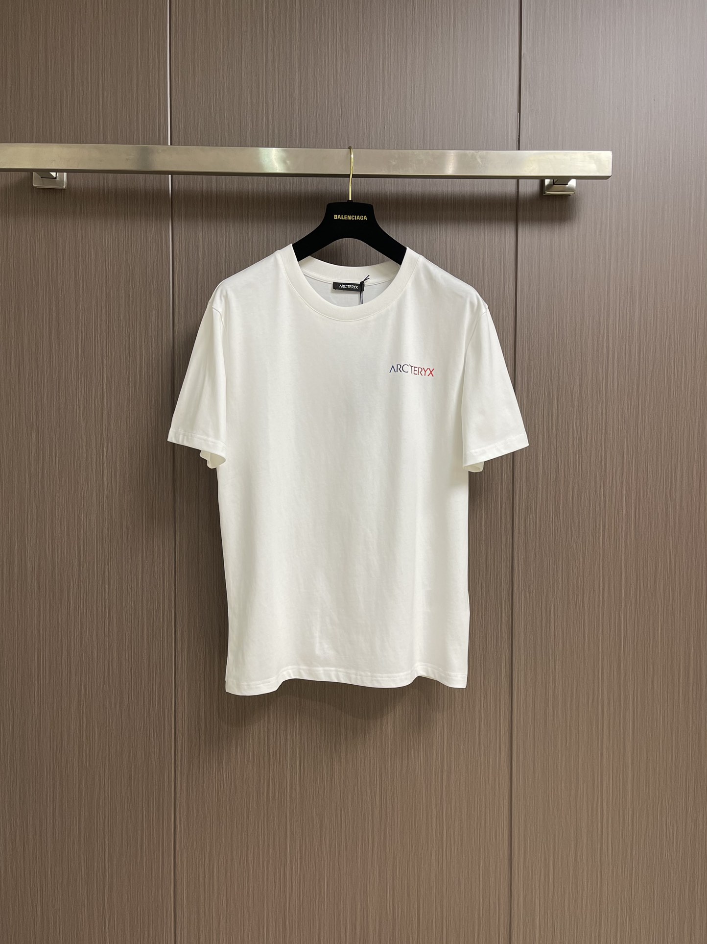 NO:137560,Arcteryx logo gradient printed round neck loose American retro short-sleeved T-shirt. The fabric is made of 40 260g double yarn fabric. The upper body is stylish and has an invincible texture. It is definitely a short-sleeved T-shirt with extremely high cost performance. It is comfortable and breathable, medium thickness. Excellent stretchability, washing resistance, three-dimensionality, simple and handsome, and does not choose the styles worn by people of the age group. Whoever wears them is more handsome, and the original skills are smooth. Size M-3XL, arc'teryx, T-shirt,tees, t-shirt, alexander wang19860909Arcteryx 始祖鸟 logo渐变印花圆领宽松美式复古短袖t恤 面料采用40支260g双纱面料,上身有型,质感无敌,绝对属于性价比极高的一款短袖t恤,舒适透气厚度中等 优良的伸缩性,耐洗性,立体感十足,版型简洁帅气,不挑年龄段人穿的款式、谁穿谁好帅气,原厂技艺流畅.尺码M-3XL,arc'teryx,T-shirt,tees，t-shirt,alexander wang,Men's clothing