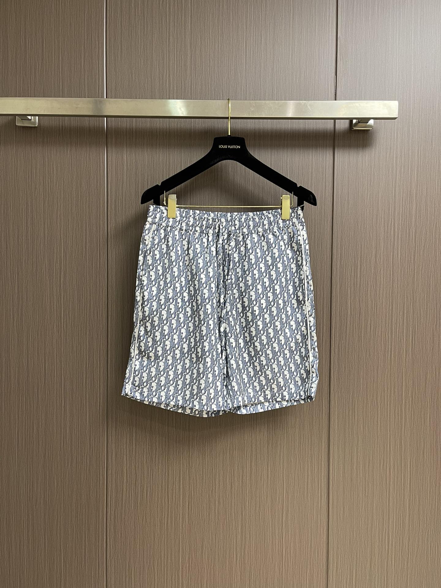 NO:139890,Dior 2025ss new casual shorts, displaying the brand's classic oblique print. It is carefully crafted from white and blue mulberry silk twill fabric, with elastic waist and drawstring, with side seam pockets, loose cut, can be worn with matching shirts to create a delicate look. Size S-XL 46-52,,dior, shorts,shirts,alexander wang19860909Dior 2025ss新款休闲短裤,通体展示品牌的经典oblique 印花.采用白色和蓝色桑蚕丝斜纹面料精心制作,弹性腰头搭配抽绳,设有侧面开缝口袋,宽松剪裁,可与配套的衬衫搭配穿着打造精致的造型.尺码S-XL 46-52,,dior,shorts,shirts,alexander wang,Men's clothing