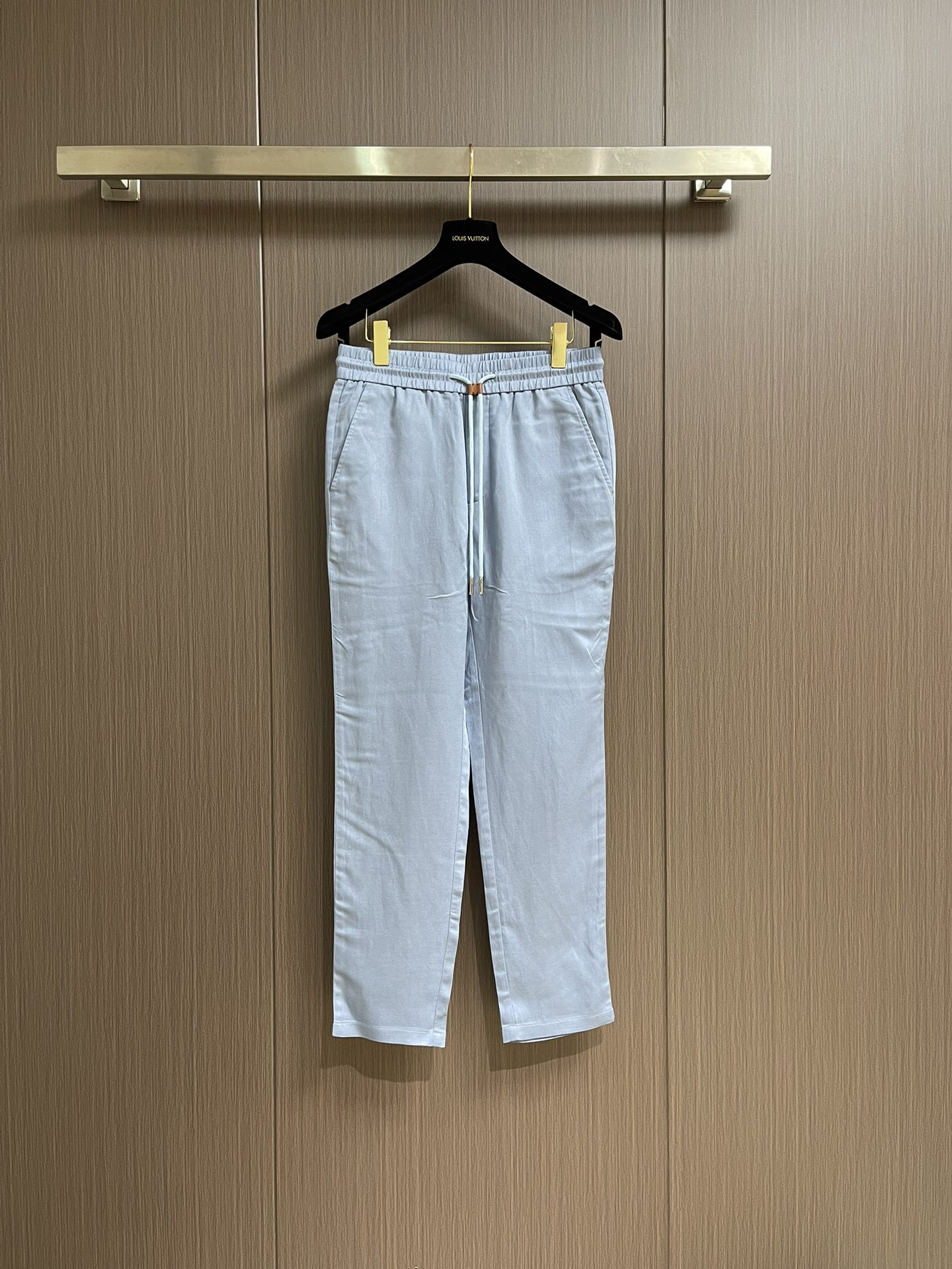 NO:137540,LP water-washed casual hardware logo casual pants, neat cut visible to the naked eye, straight slim-fit pants, fixed woven and dyed fabric!  The lines are compact and neat, and the customer supplies customized hardware and logo carvings. The upper body is not picky!  Size S-XXL, loro piana, alexander wang19860909LP 水洗休闲五金标识休闲裤 肉眼可见的利落裁剪,直筒修身款裤型,定织定染布面！密实齐整走线,客供定制五金并有logo雕刻,上身不挑人！尺码S-XXL,,loro piana,alexander wang,Men's clothing